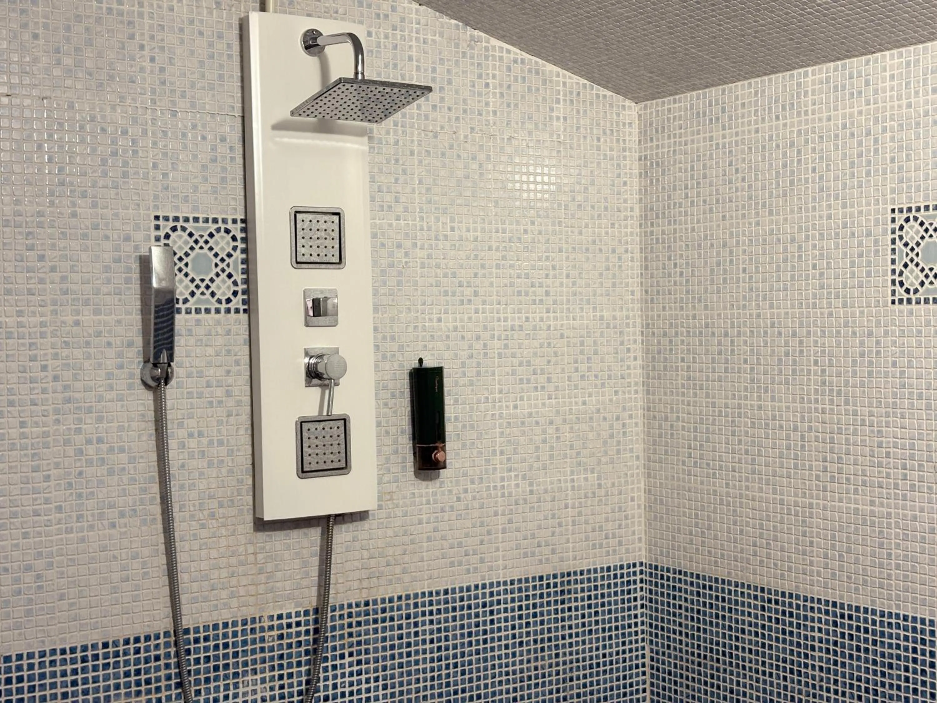 Shower in Forum Guest House FREE Private Parking