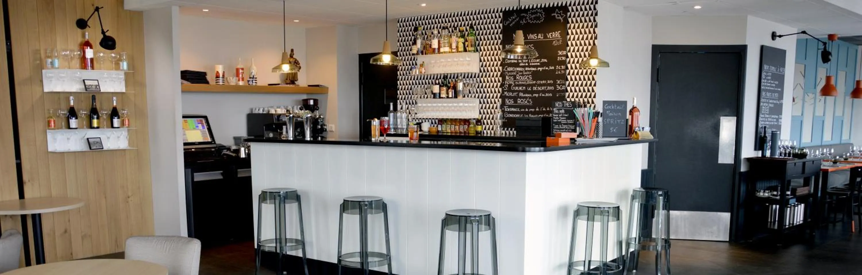 Restaurant/places to eat in Logis Hotel Du Port