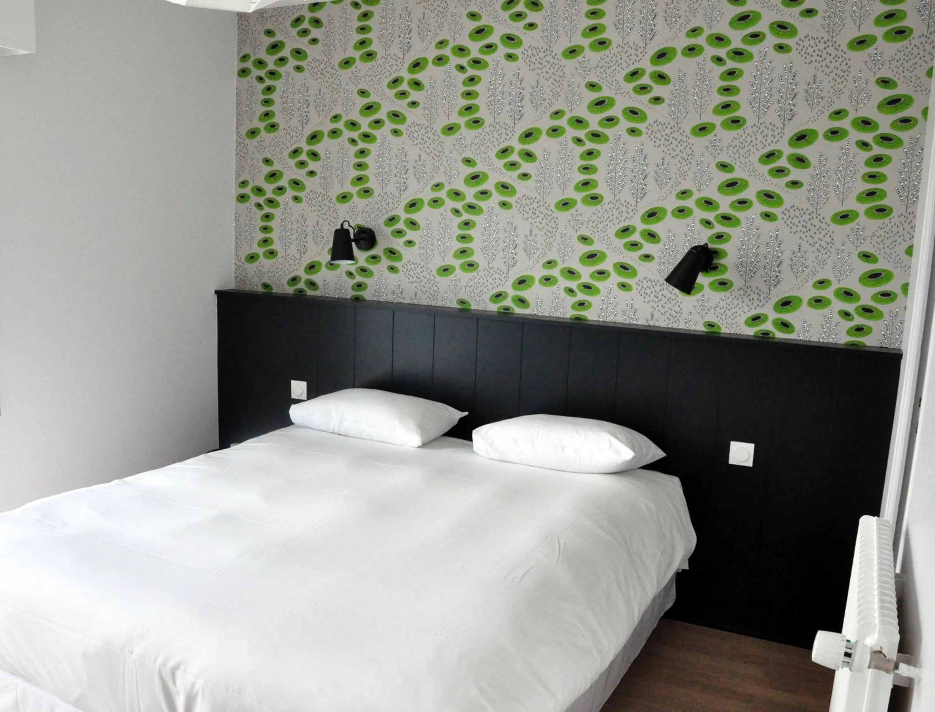 Balcony/Terrace, Bed in Logis Hotel Du Port