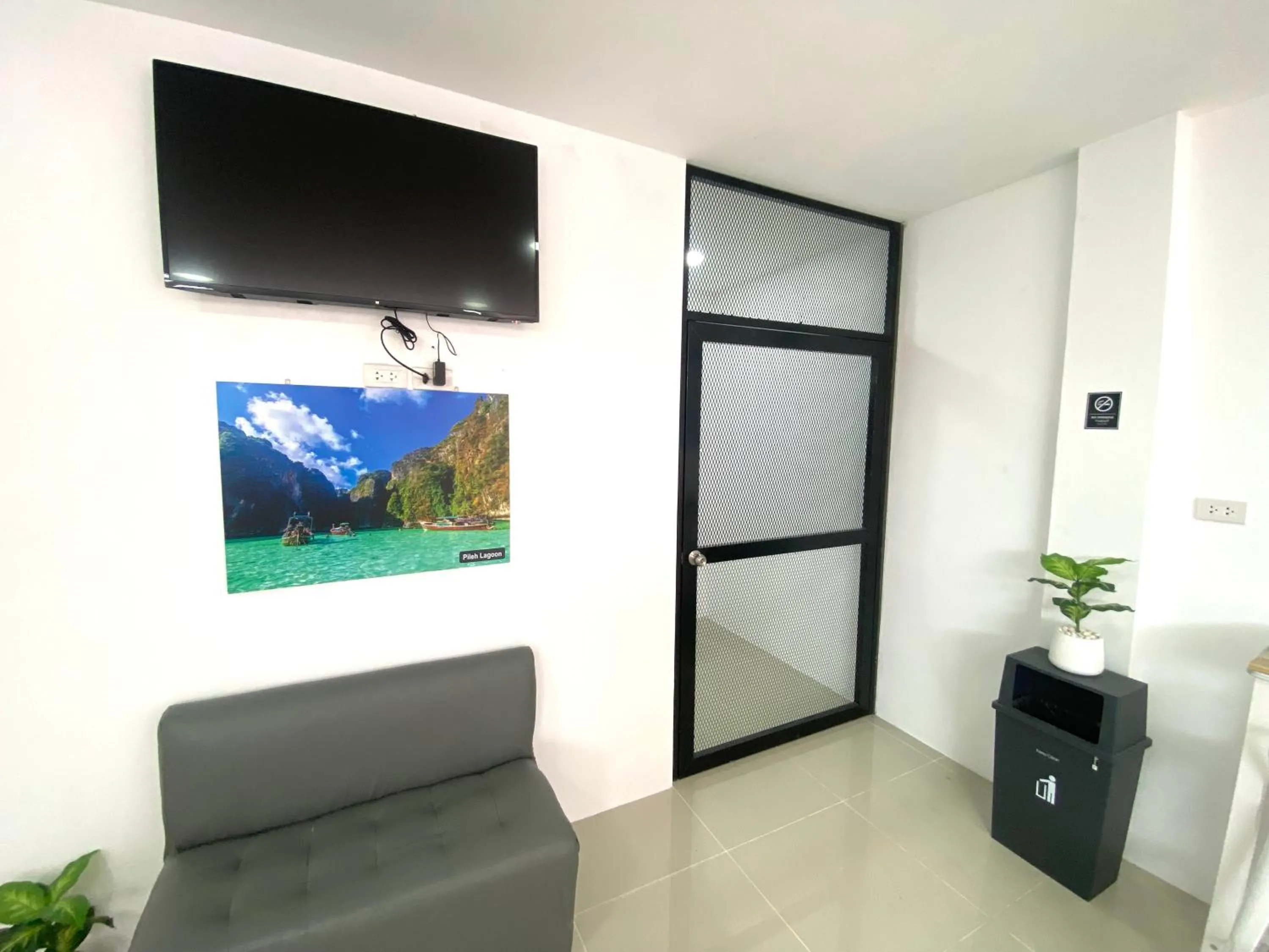 Communal lounge/ TV room in SJ Beach House Patong