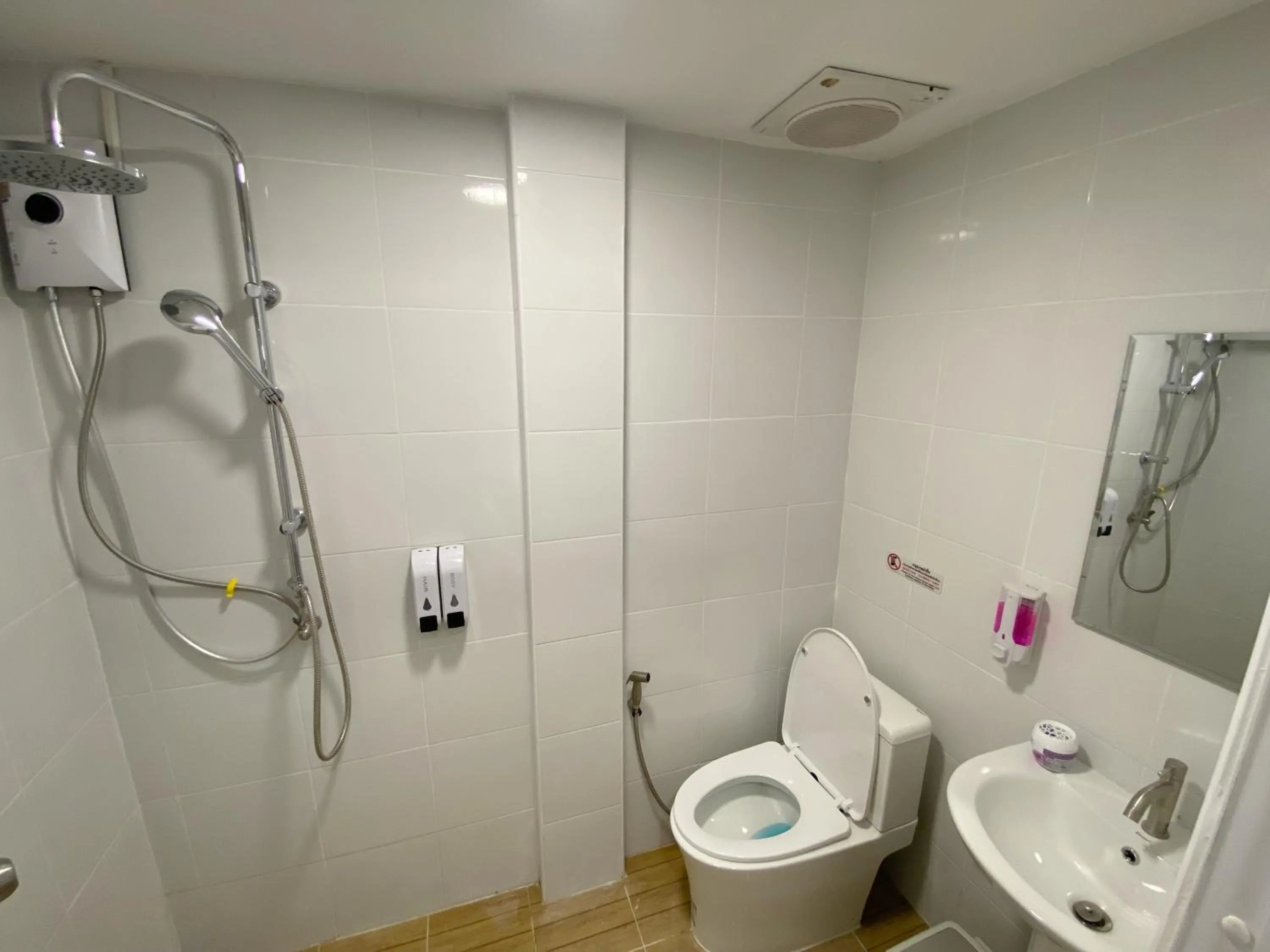 Shower in SJ Beach House Patong