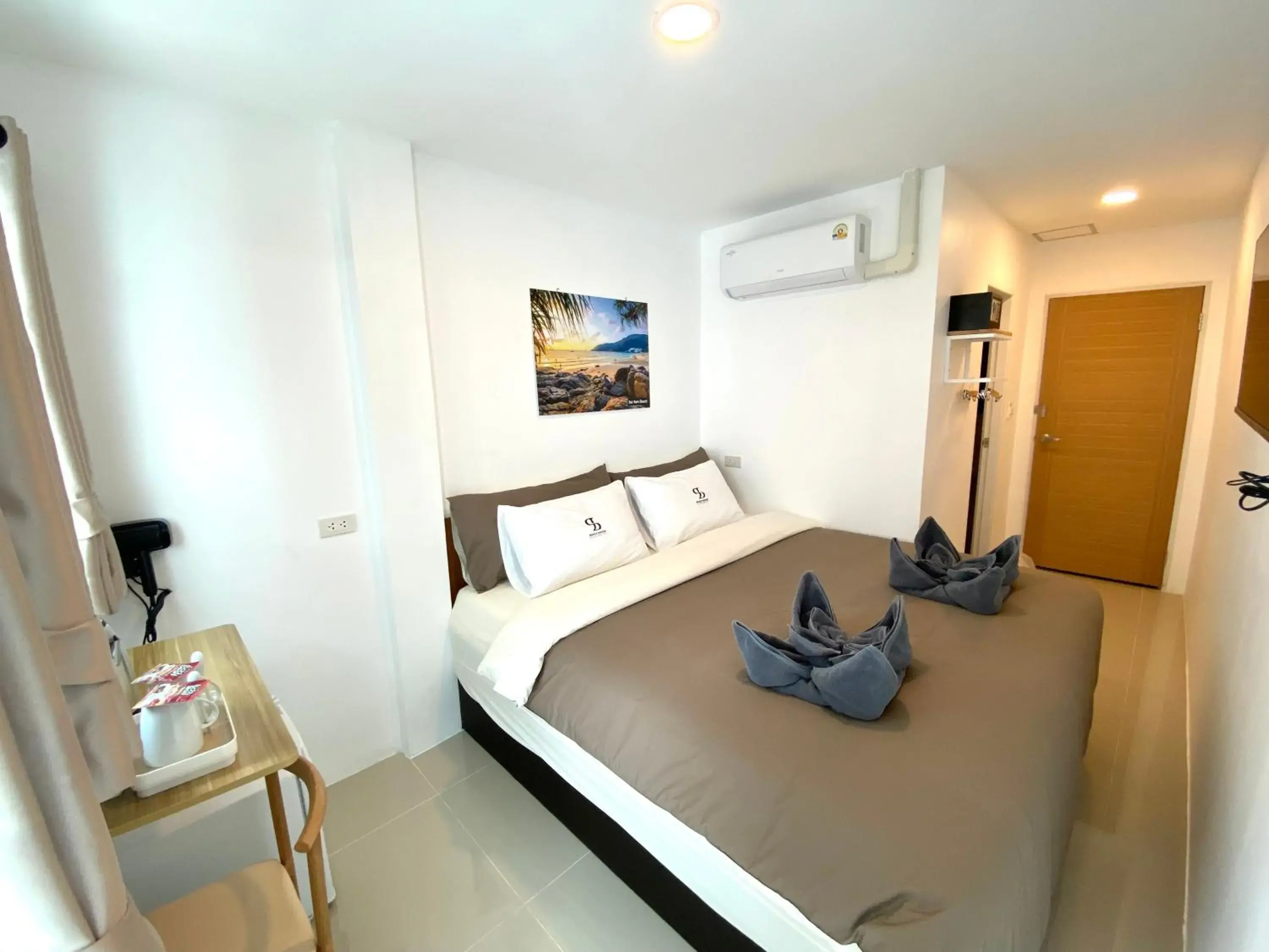 Deluxe Double Room with Balcony - single occupancy in SJ Beach House Patong Deluxe Double Room with Balcony - single occupancy in SJ Beach House Patong