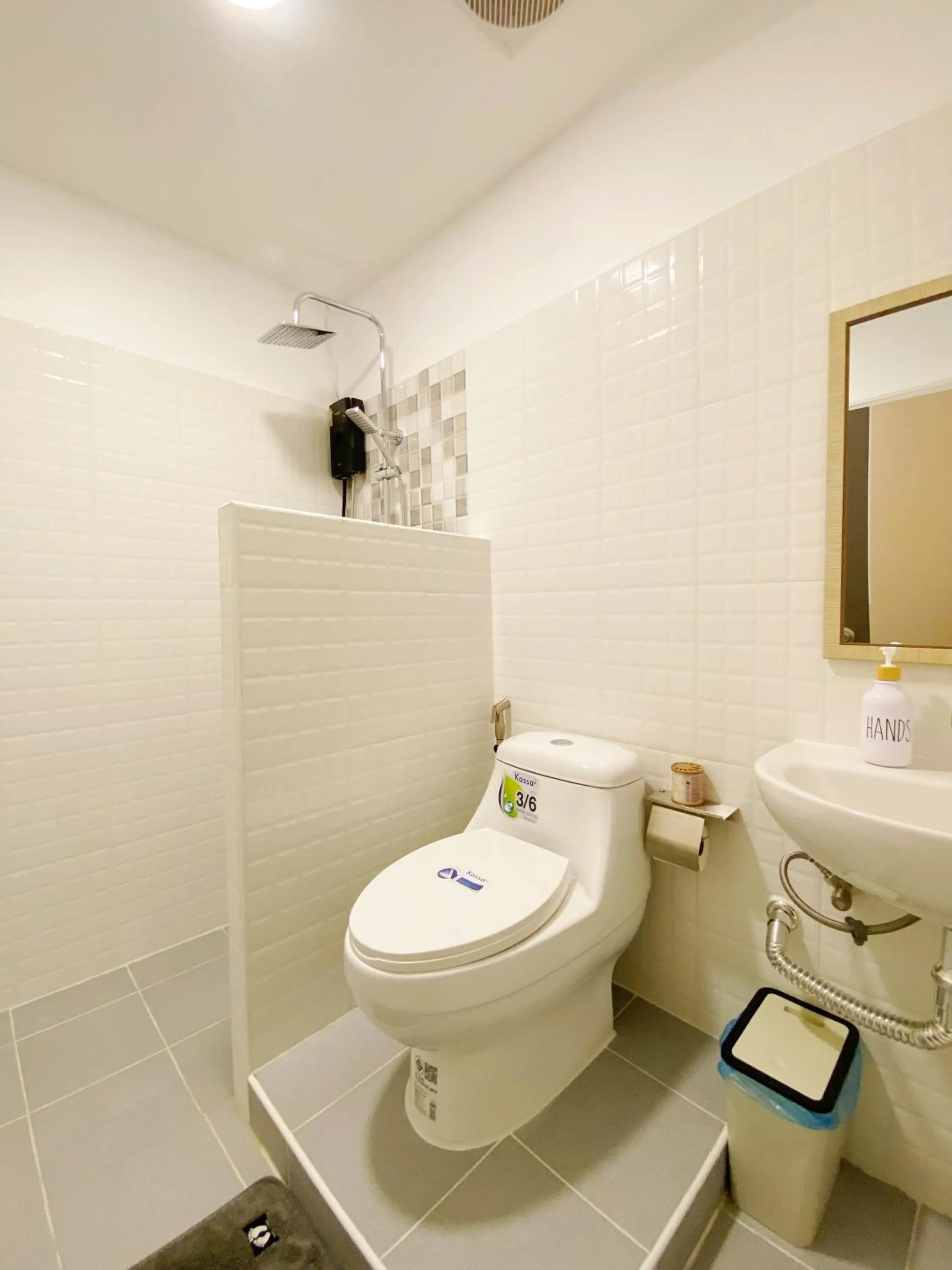Shower in SJ Beach House Patong