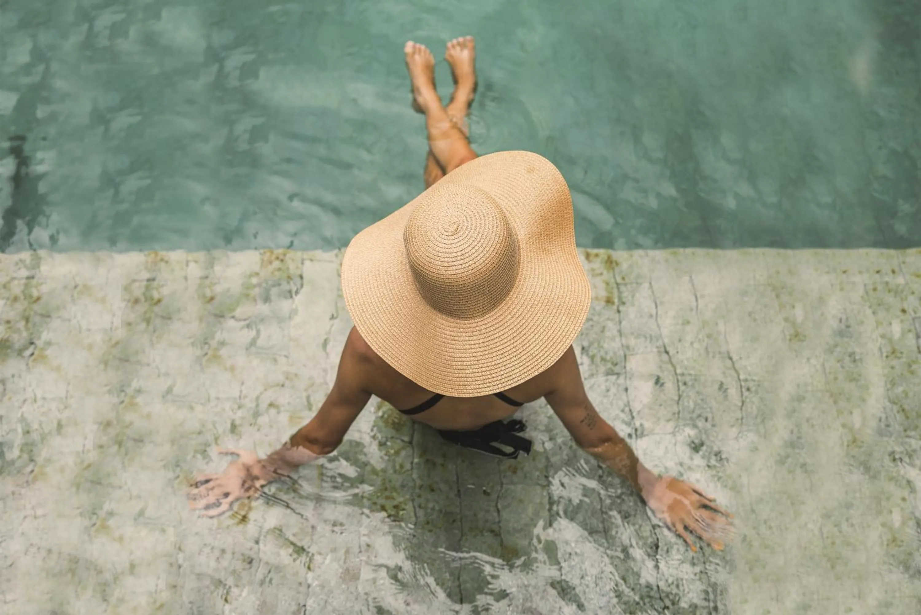 Swimming pool in iSuite by Ekosistem