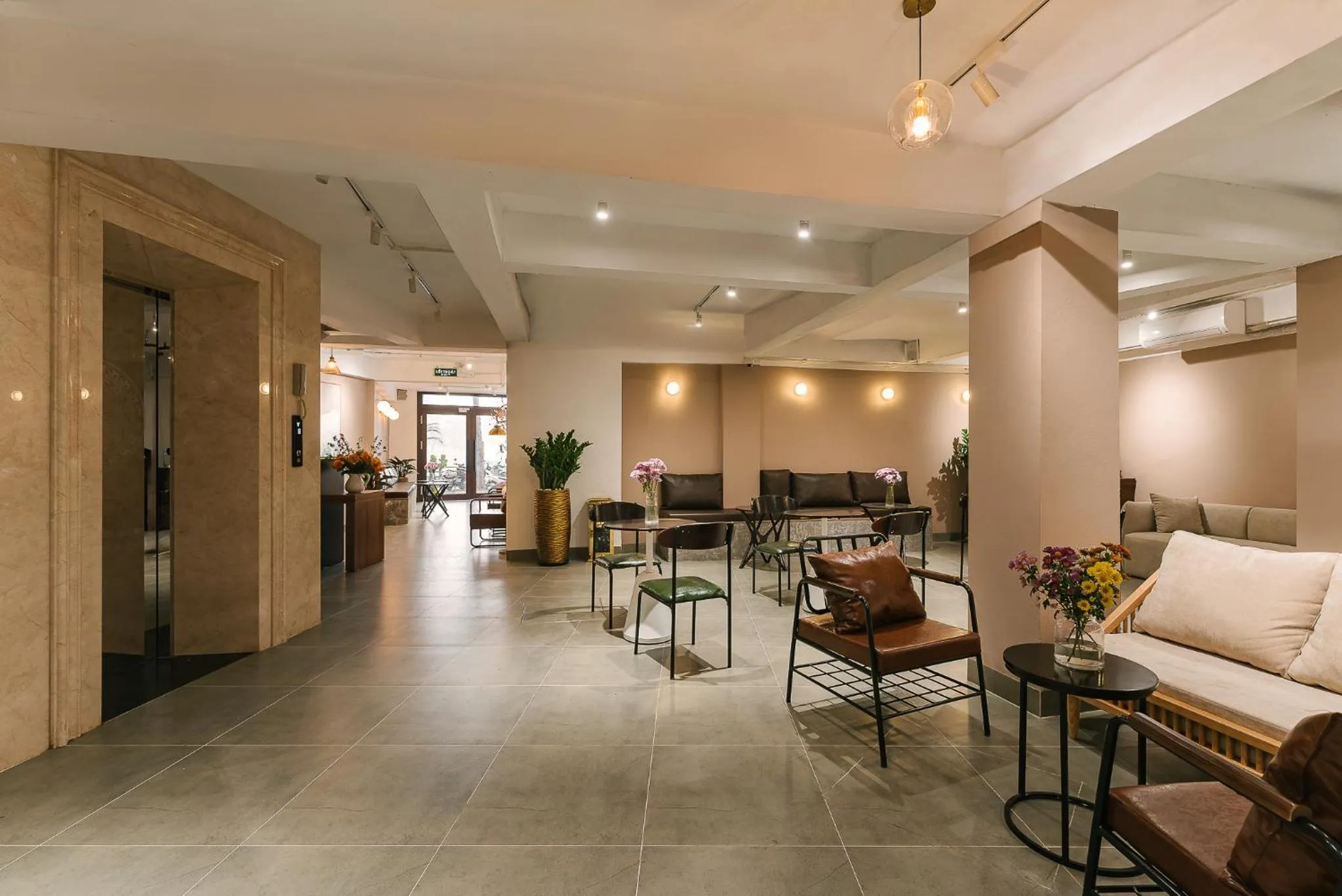 Communal lounge/ TV room in An Nguyen Lakeside Residence