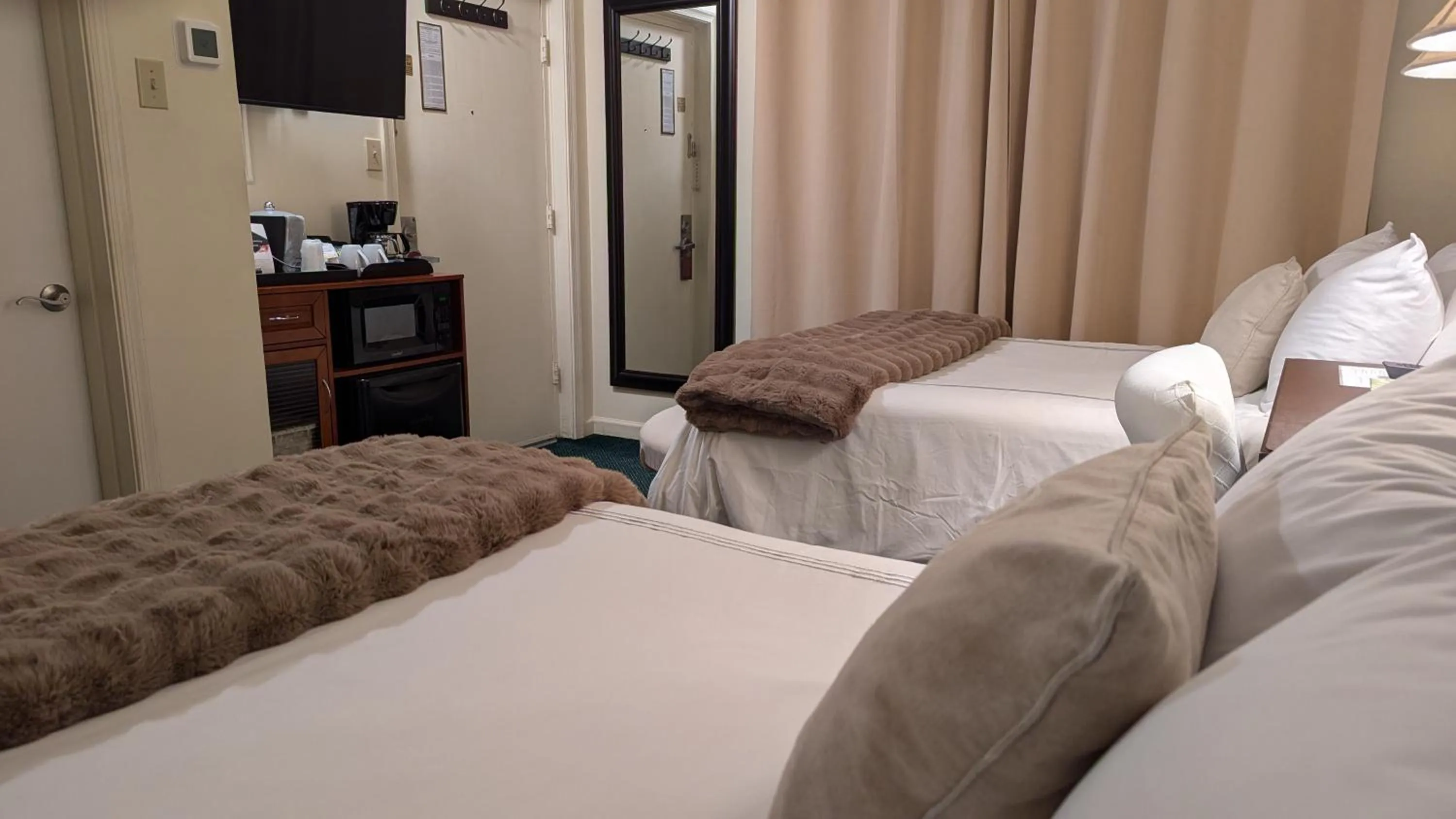 Bed in Amherst Inn - Virginia