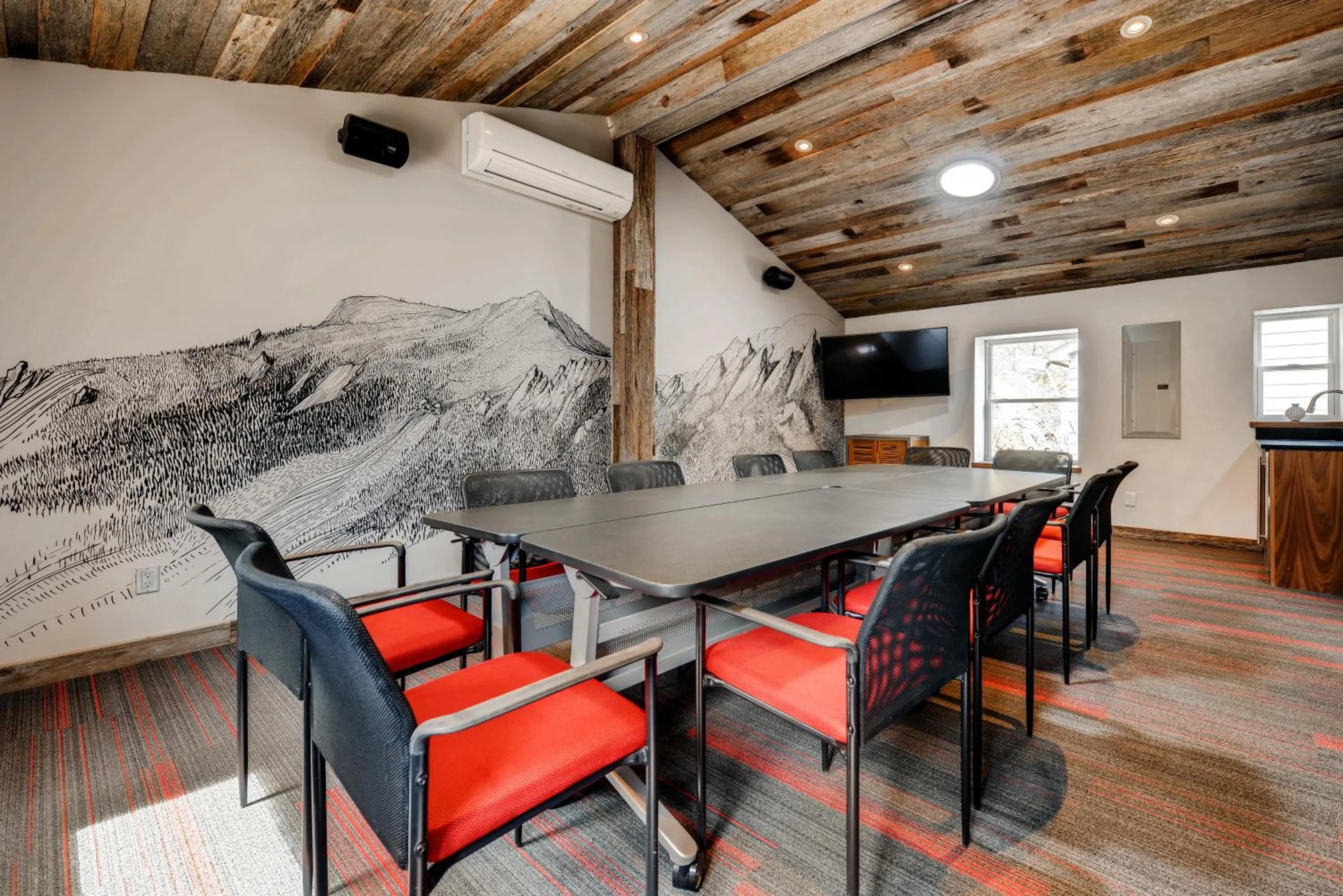 Communal lounge/ TV room in A-Lodge Boulder