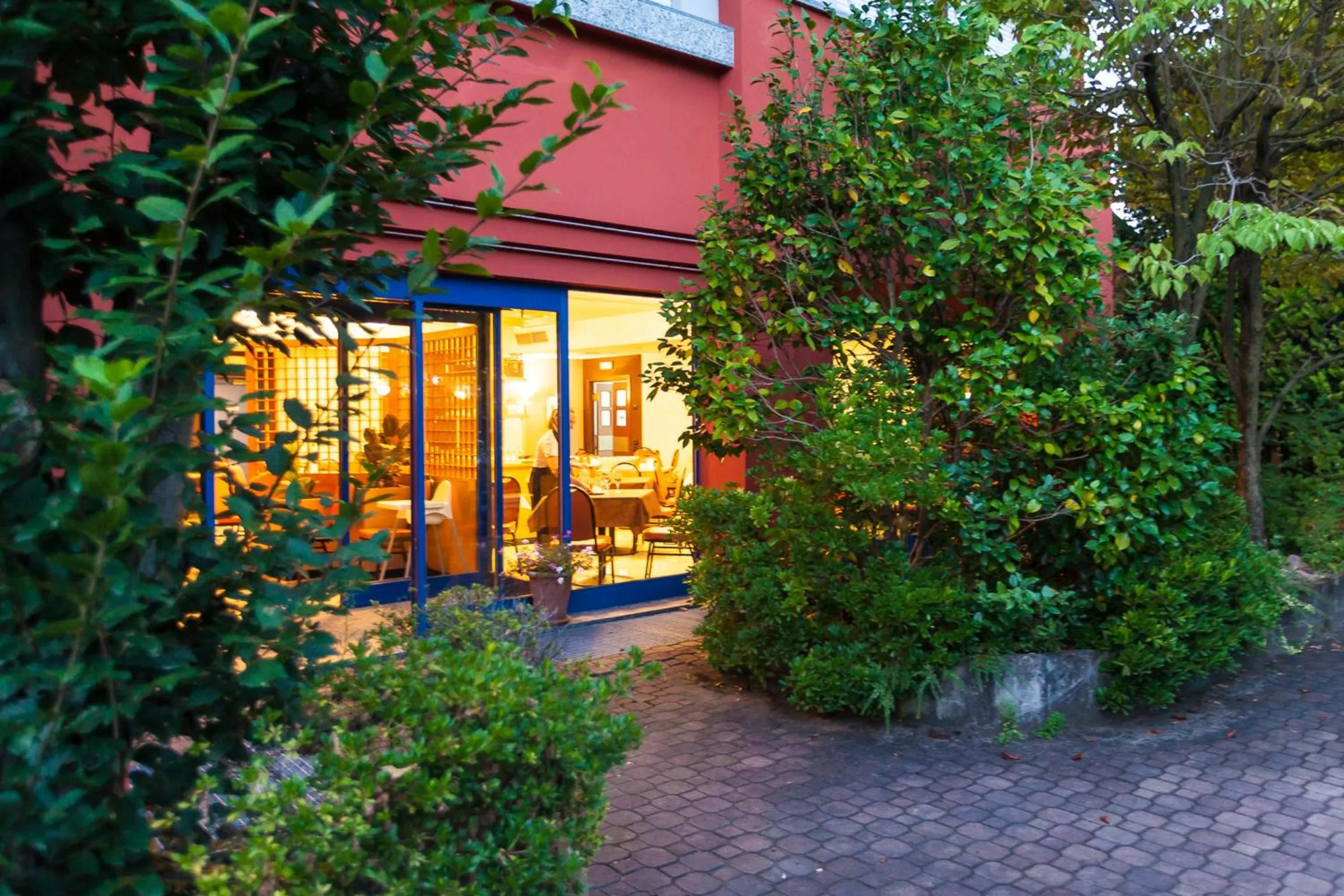 Restaurant/places to eat in Blue Relais Maggiore