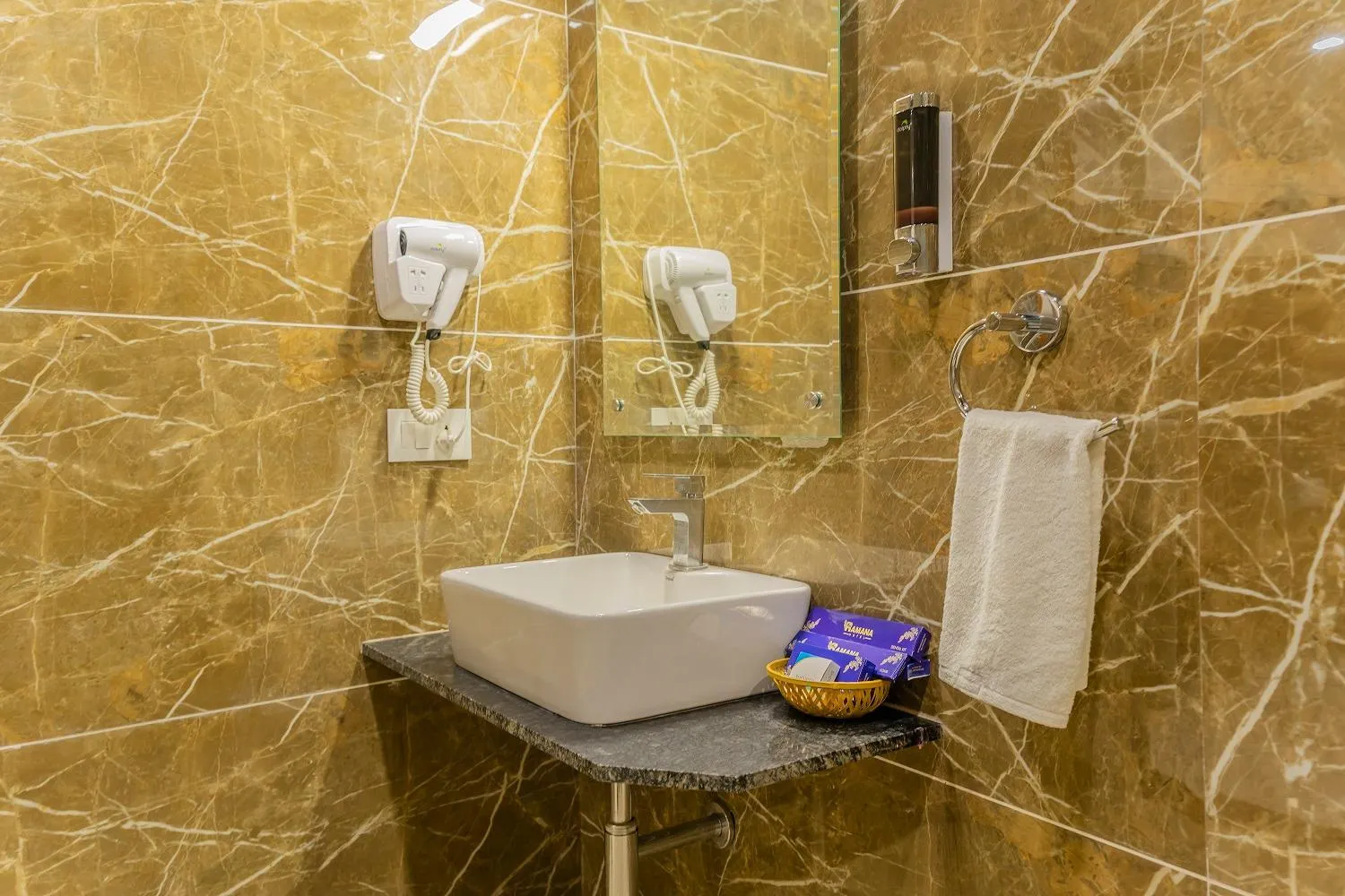 Shower in Ramana Hotel