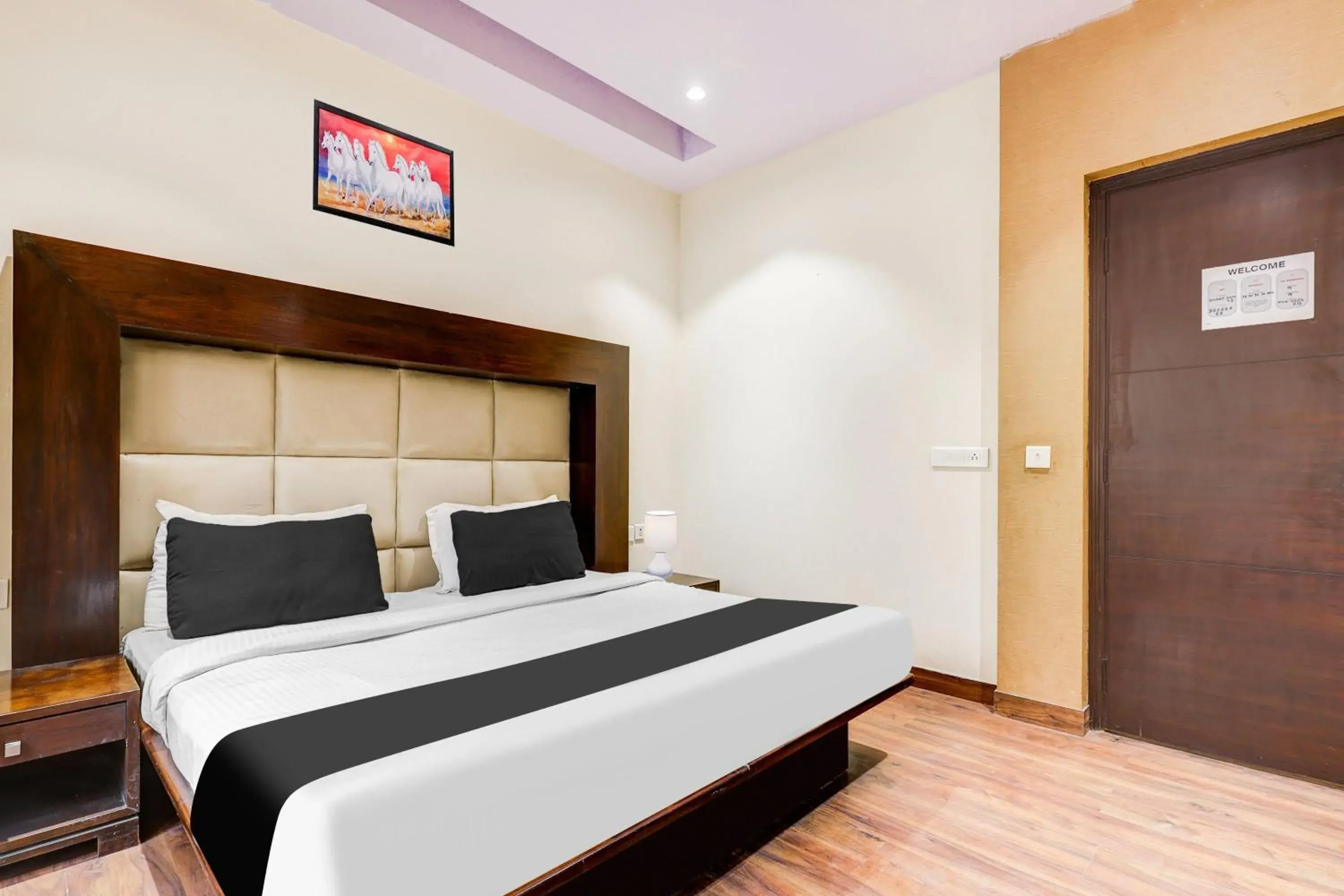Deluxe Double Room - single occupancy in Townhouse Oak Sector 25 Gurgaon Deluxe Double Room - single occupancy in Townhouse Oak Sector 25 Gurgaon