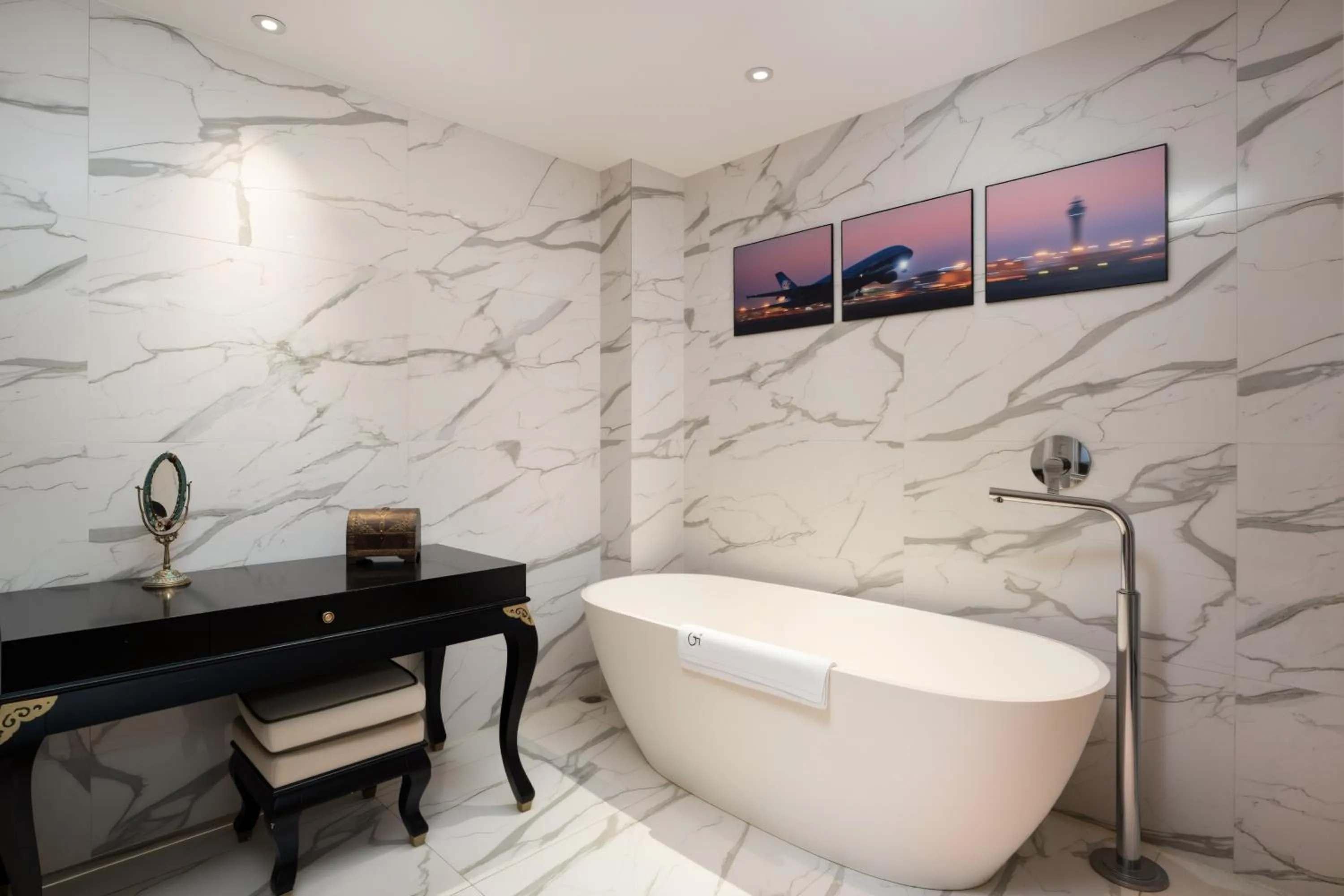 Toilet in LN Hotel Five