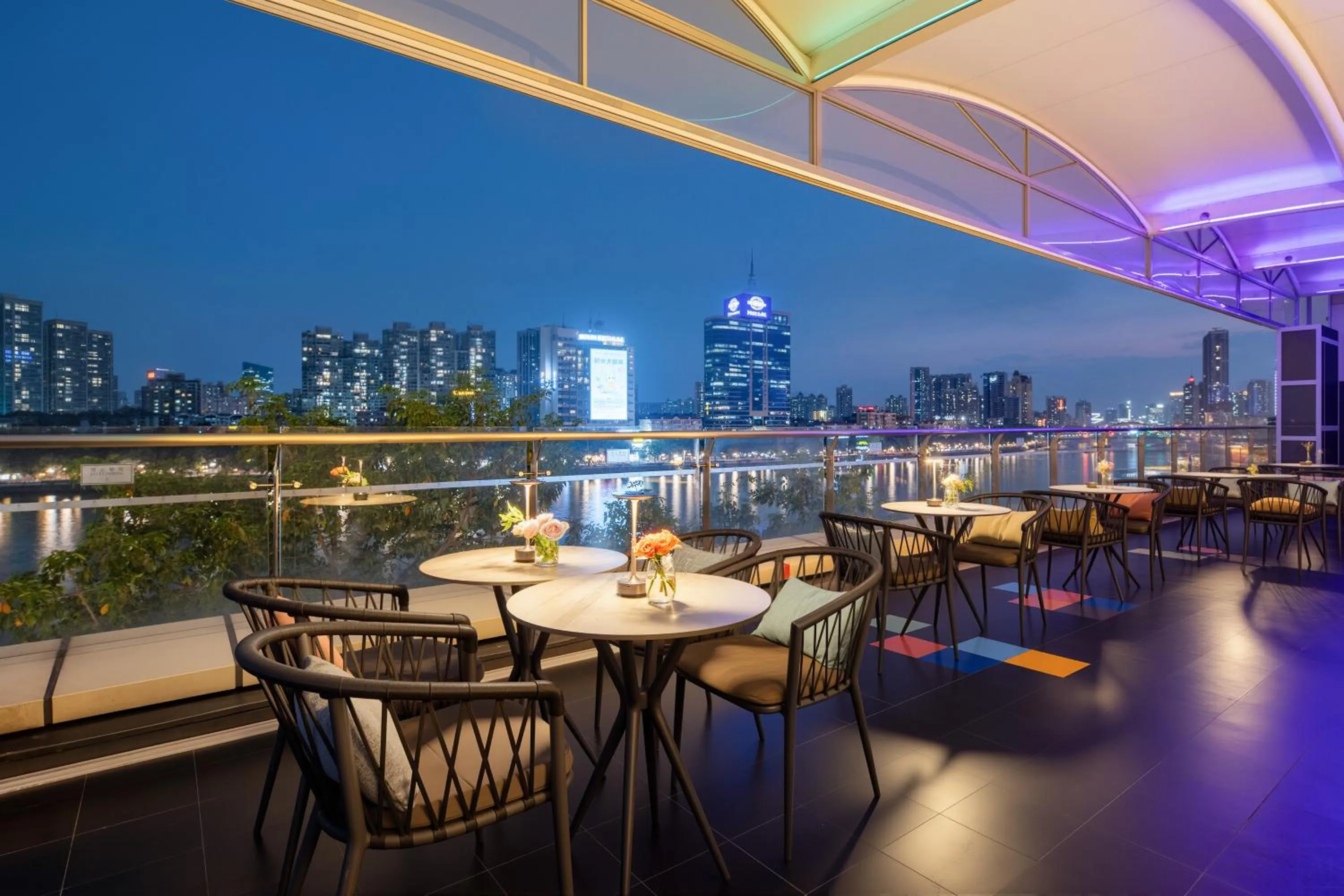 Lounge or bar in LN Hotel Five