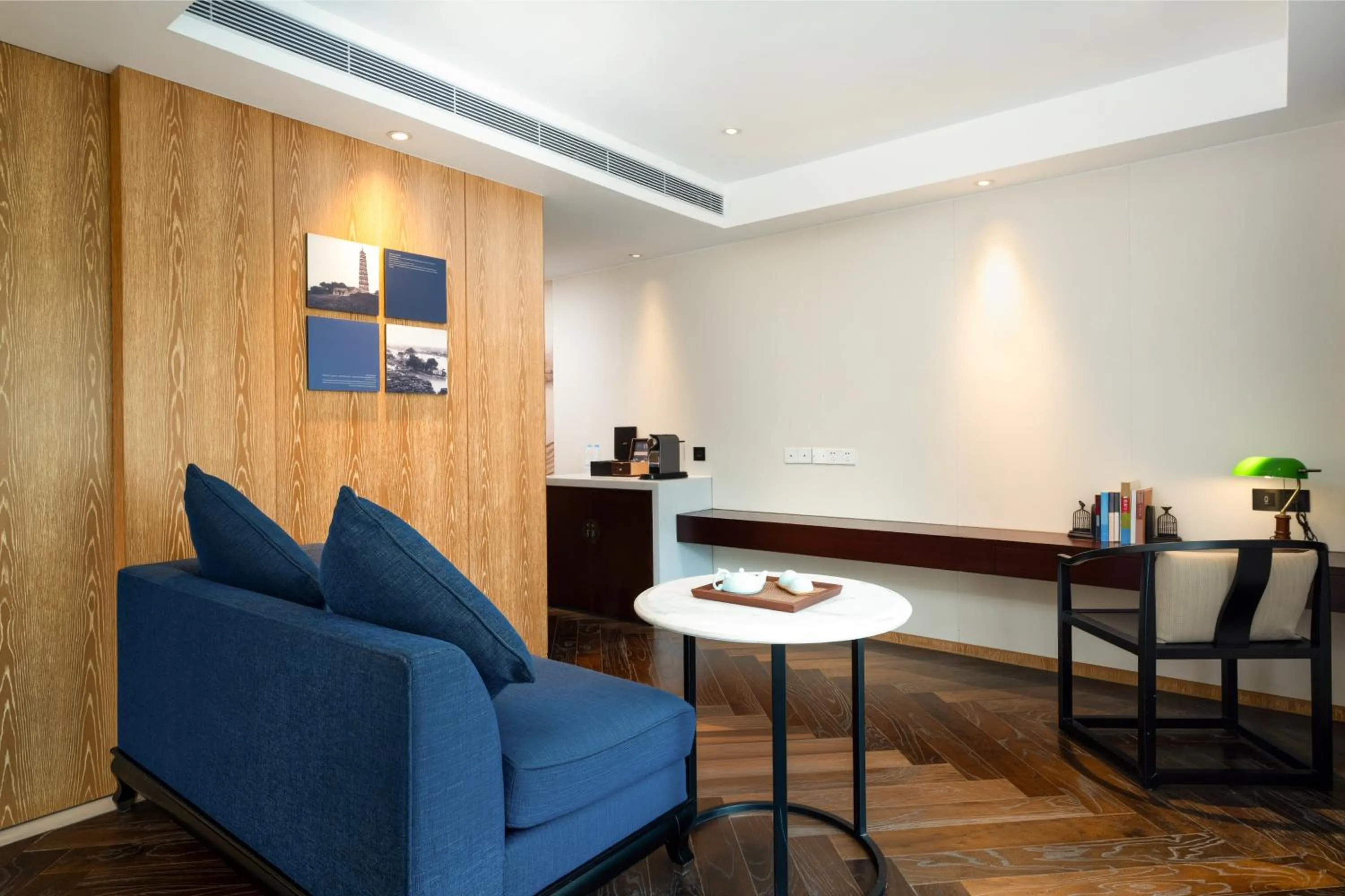 Coffee/tea facilities in LN Hotel Five