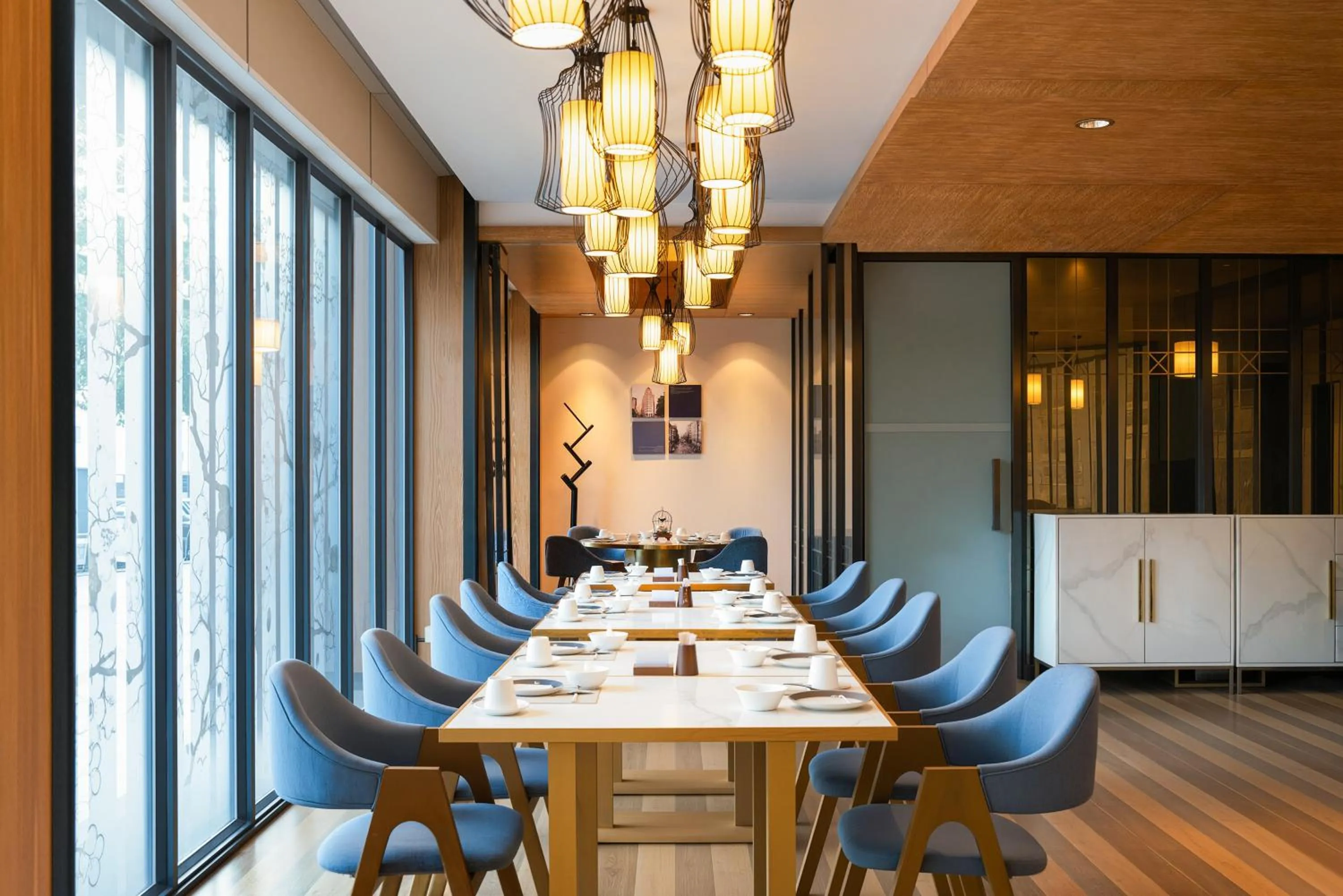 Restaurant/places to eat in LN Hotel Five