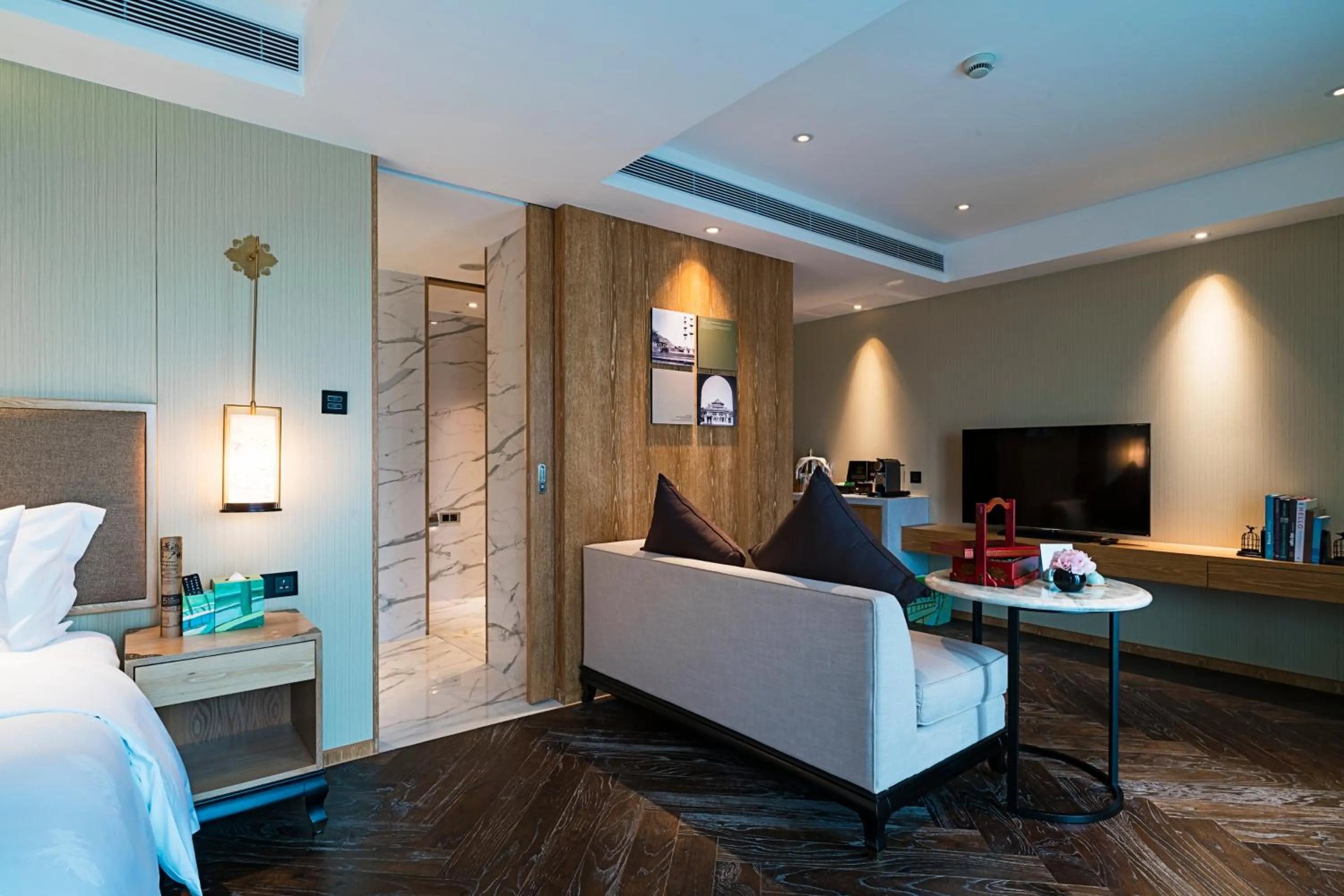 TV and multimedia, Bed in LN Hotel Five