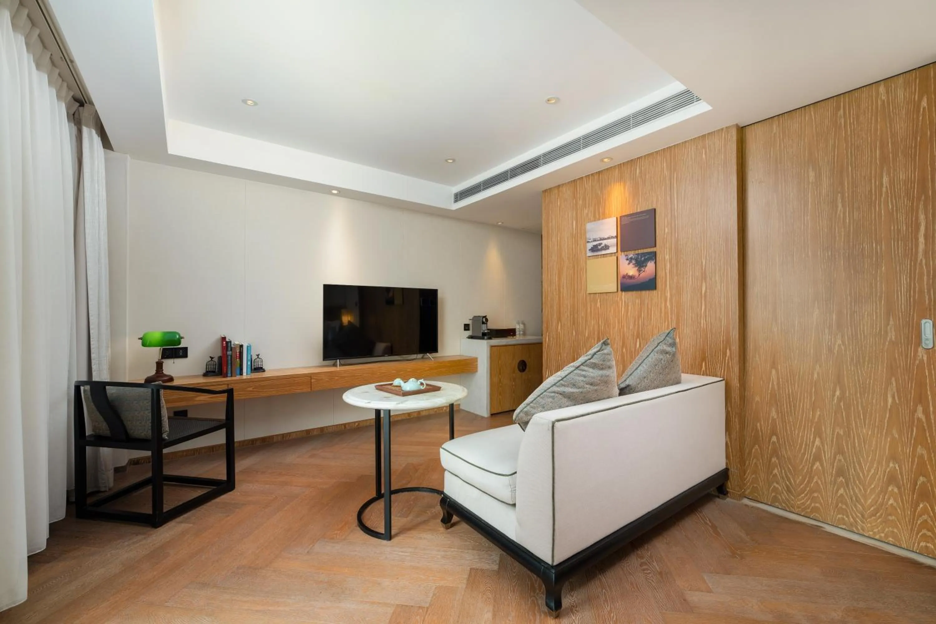 TV and multimedia in LN Hotel Five