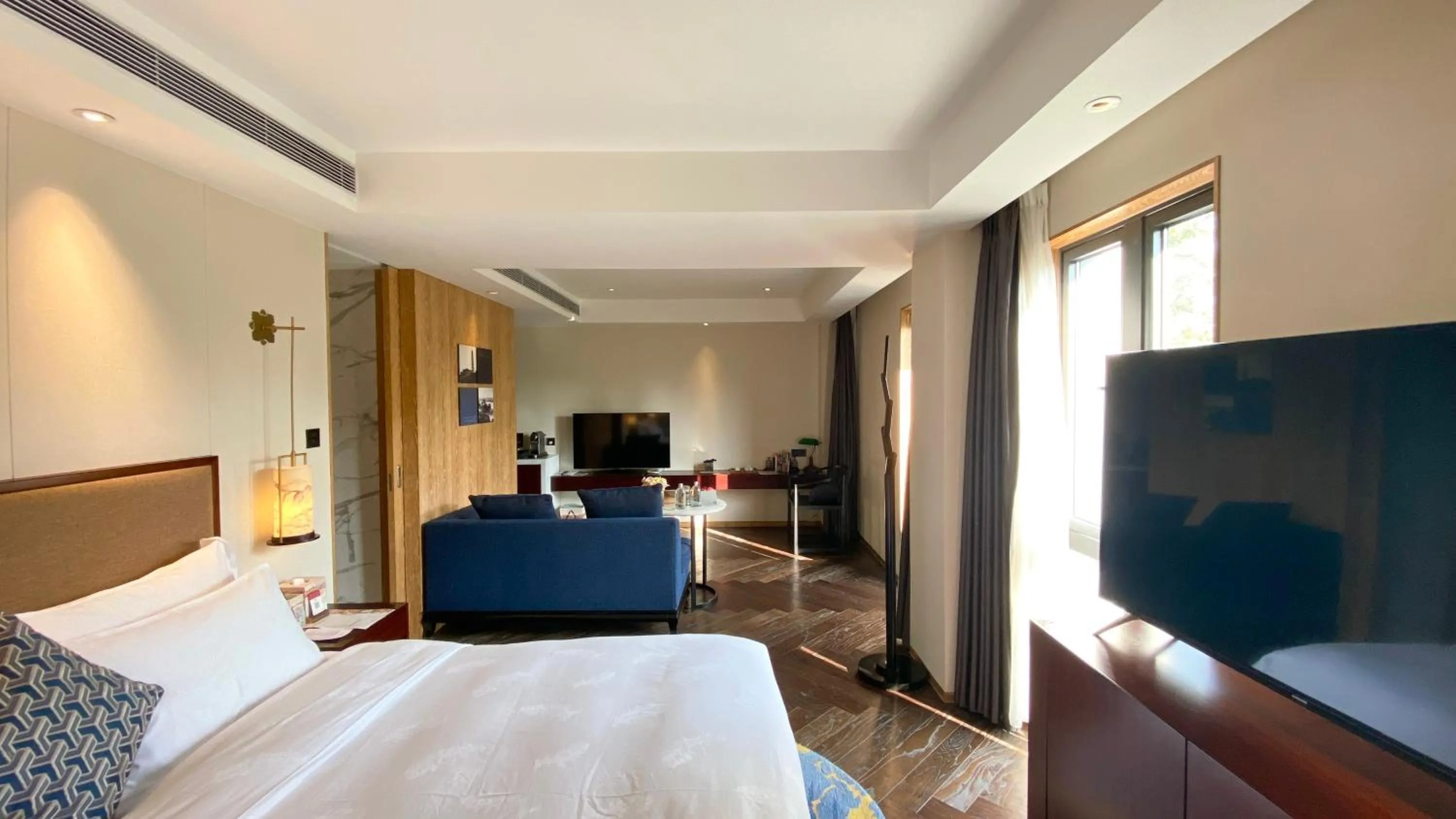 Photo of the whole room, Bed in LN Hotel Five