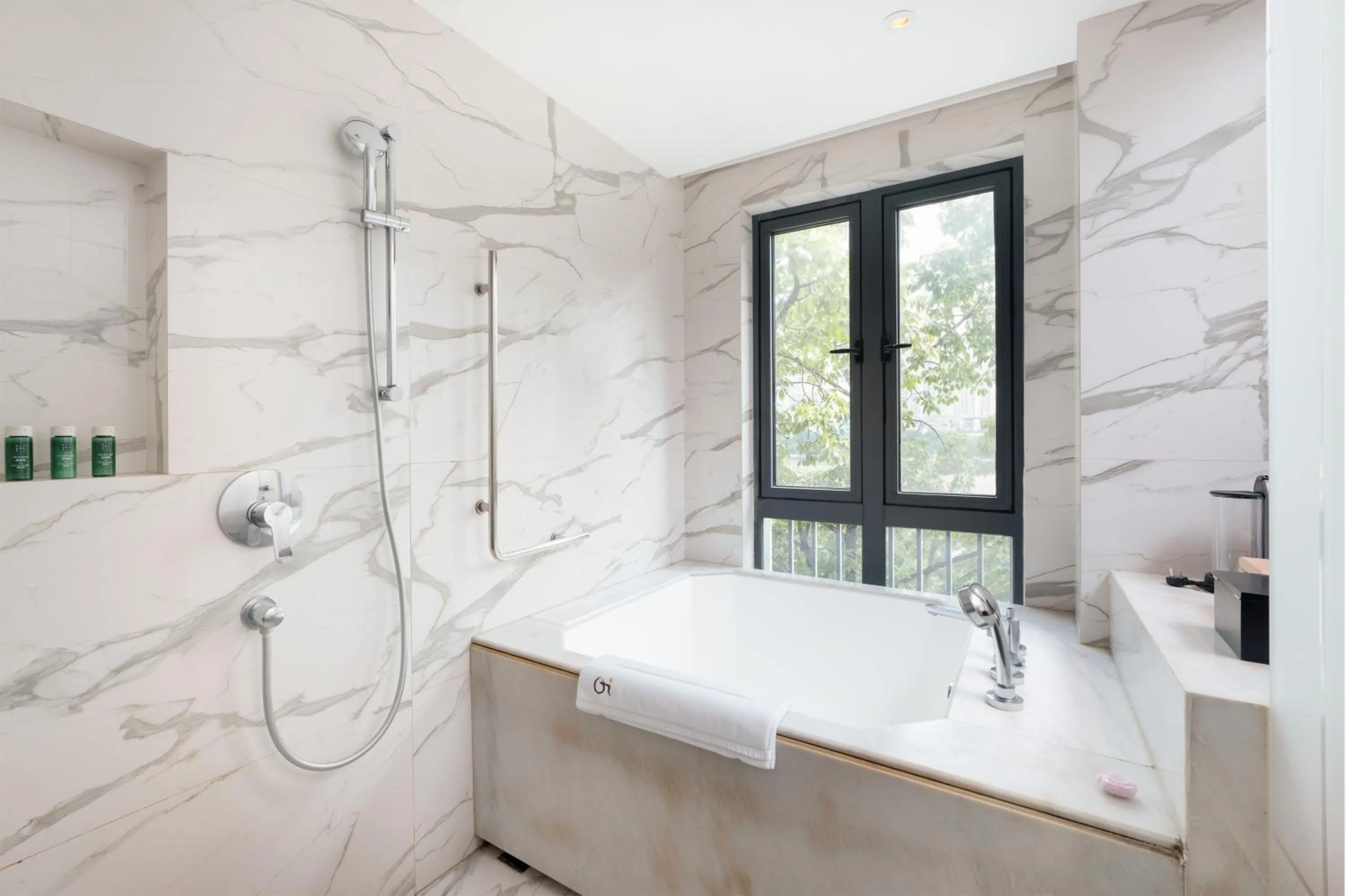 Shower in LN Hotel Five