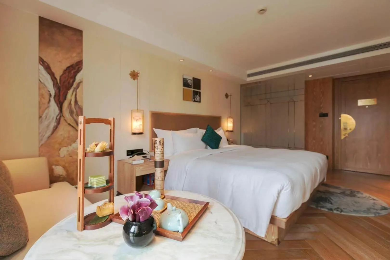 Photo of the whole room, Bed in LN Hotel Five