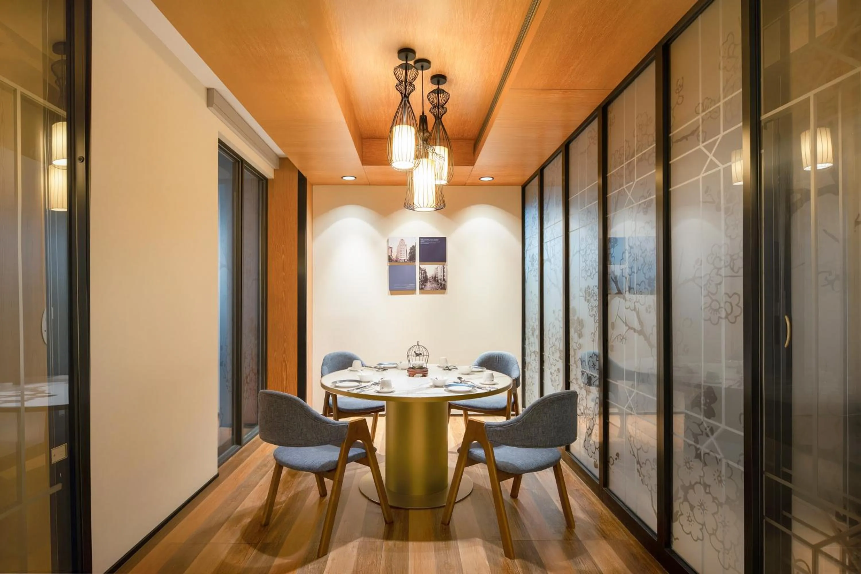 Restaurant/places to eat in LN Hotel Five