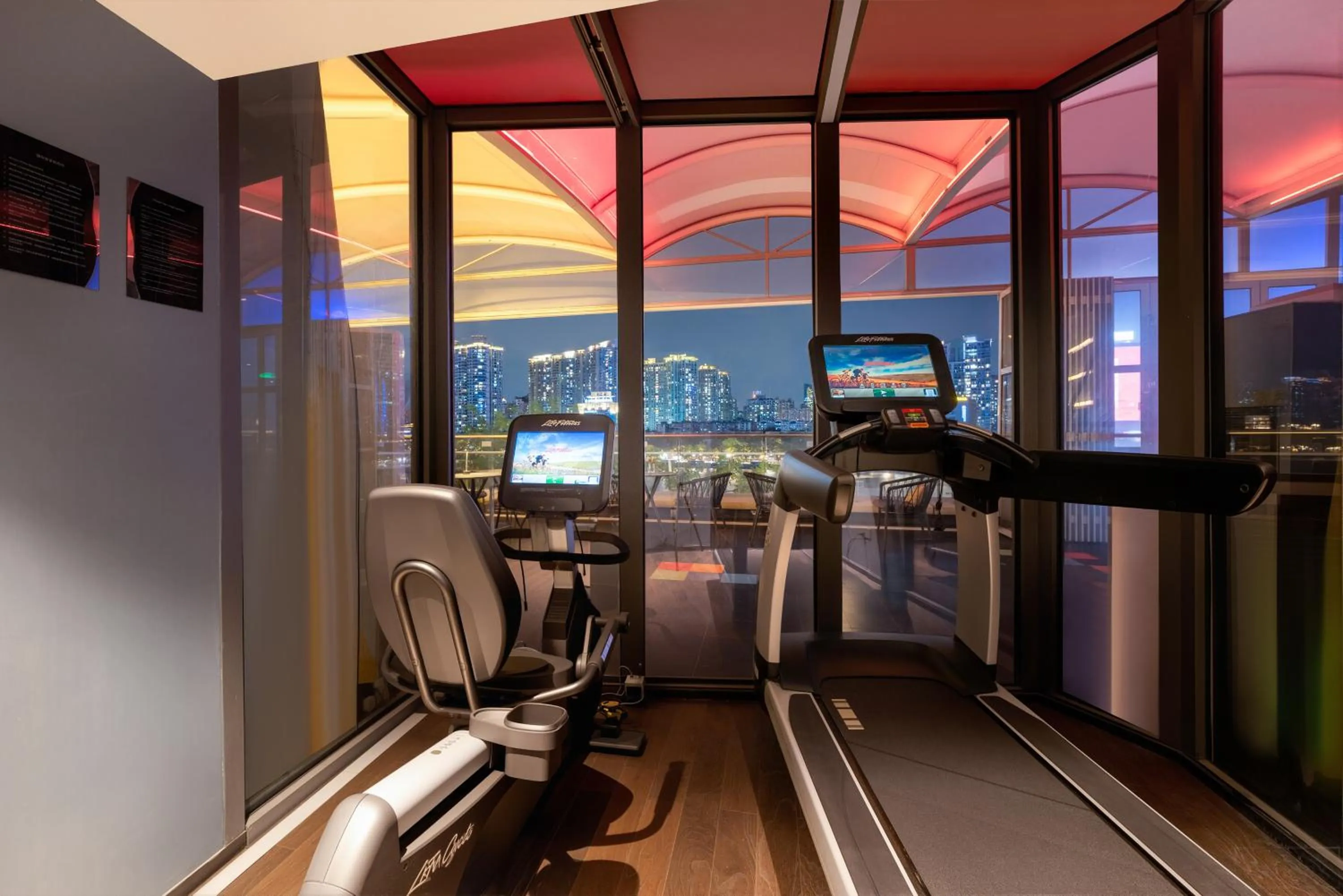 Fitness centre/facilities in LN Hotel Five