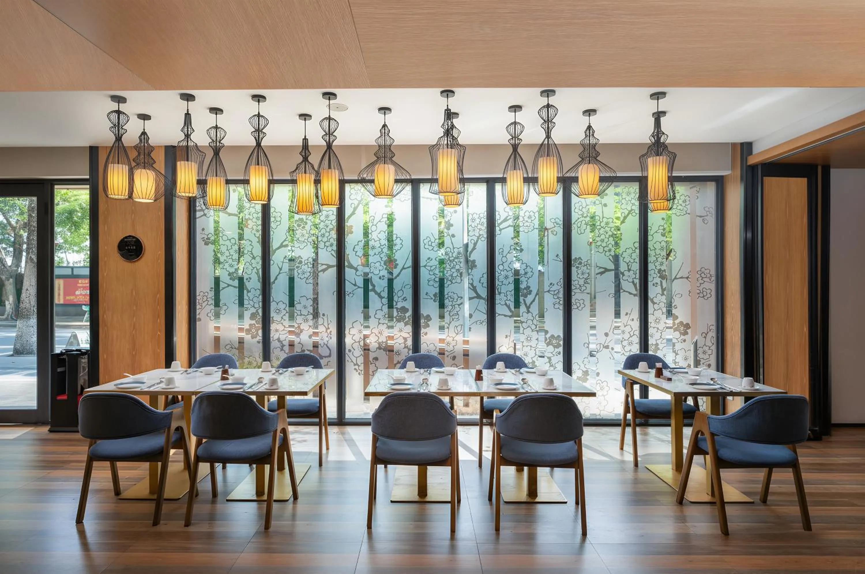 Restaurant/places to eat in LN Hotel Five