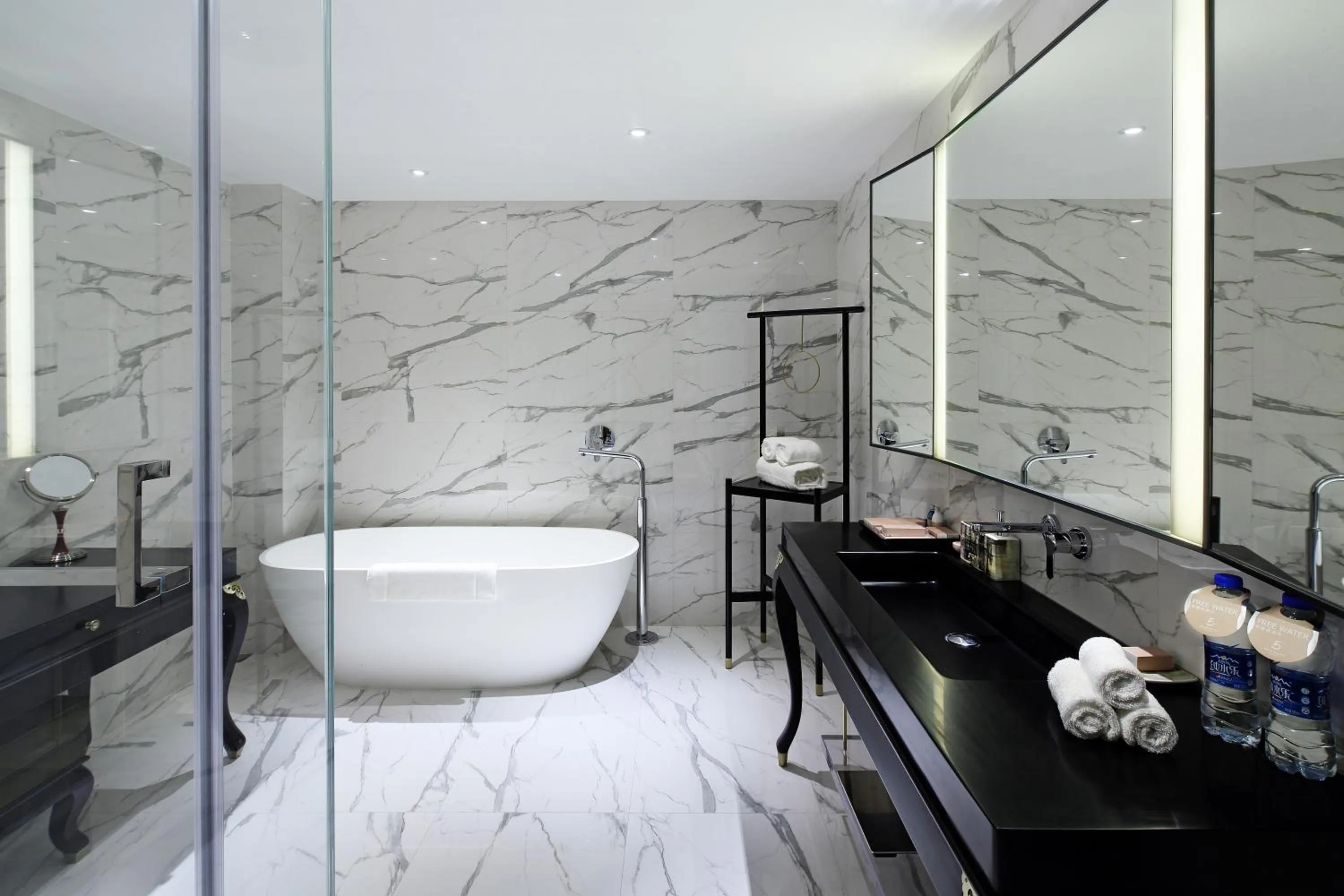 Shower in LN Hotel Five