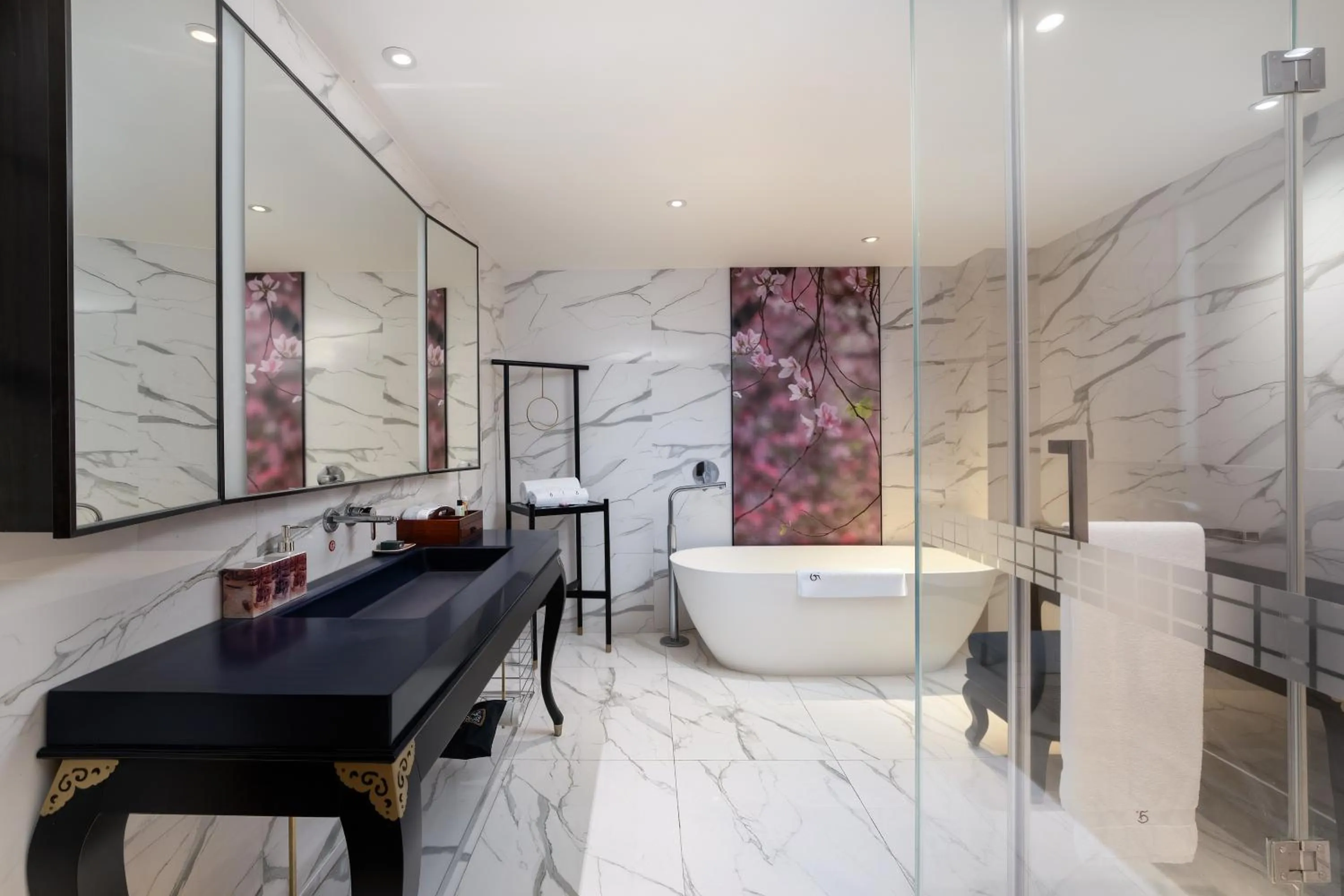 Shower in LN Hotel Five