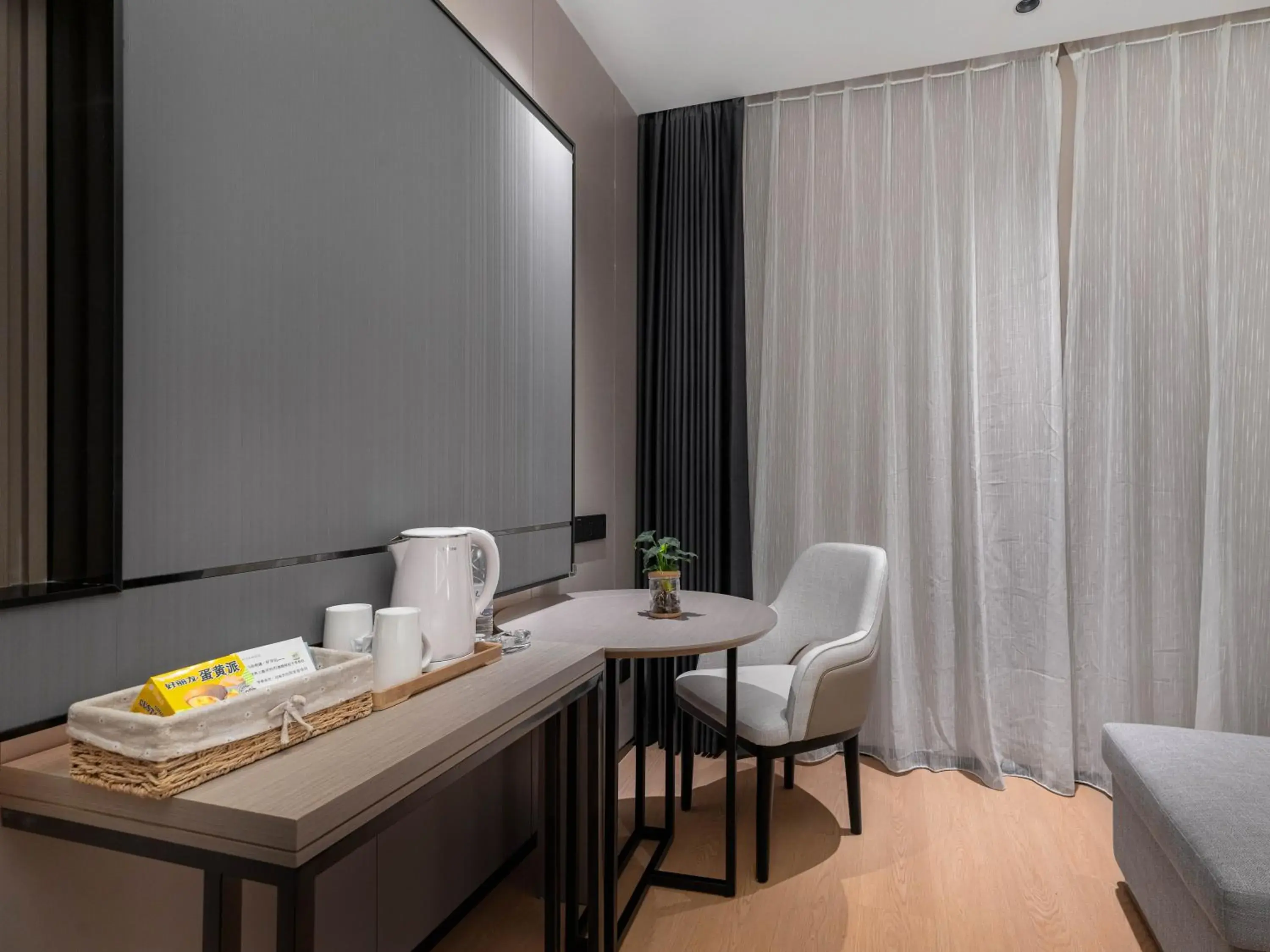 Superior Double Room in Lavande International Hotel Guangzhou TaiKoo Hui Square Shipaiqiao Metro Station Branch - Free Shuttle Bus to Canton Fair Complex During Canton Fair Period Superior Double Room in Lavande International Hotel Guangzhou TaiKoo Hui Square Shipaiqiao Metro Station Branch - Free Shuttle Bus to Canton Fair Complex During Canton Fair Period