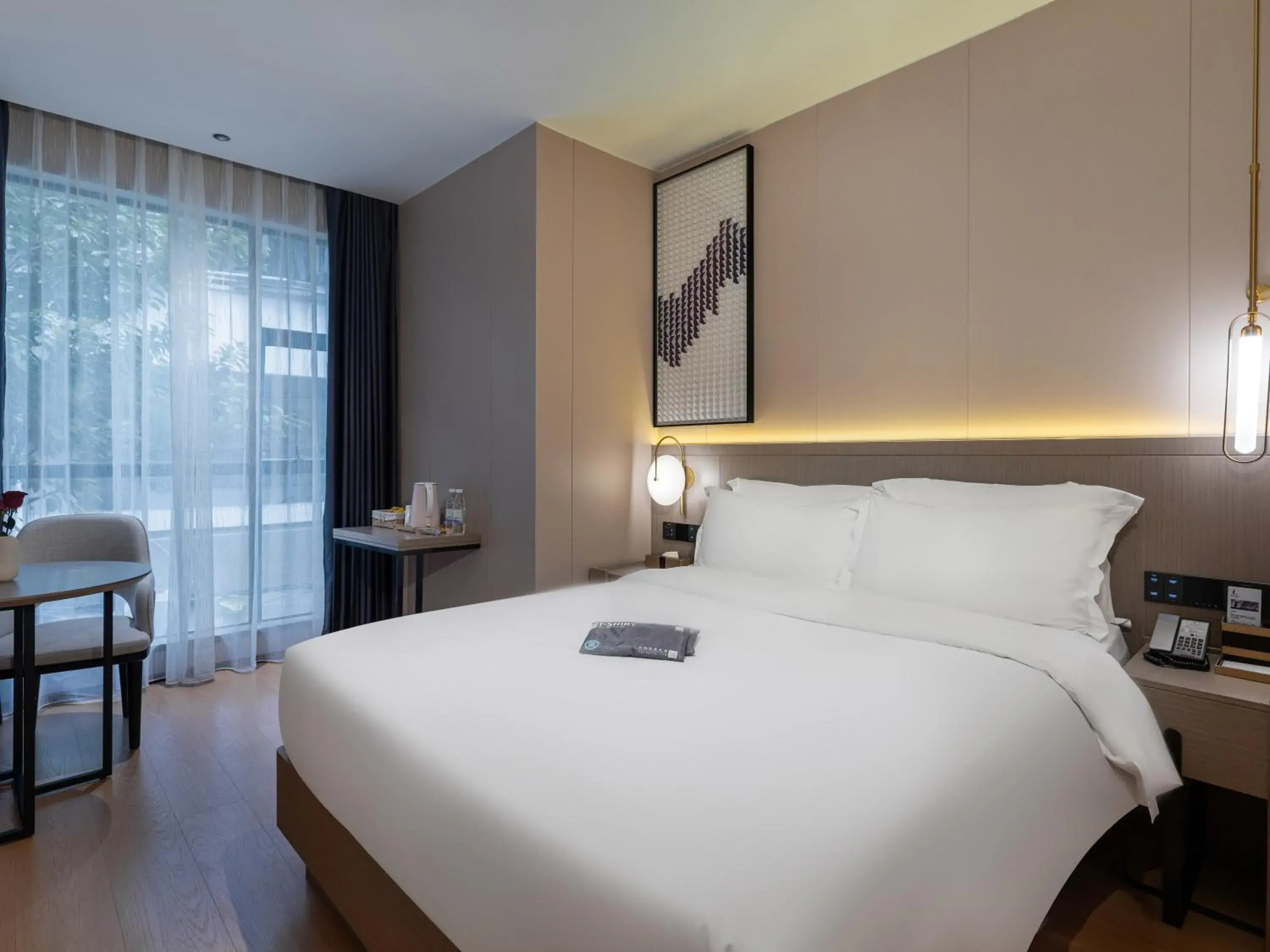 Superior Queen Room in Lavande International Hotel Guangzhou TaiKoo Hui Square Shipaiqiao Metro Station Branch - Free Shuttle Bus to Canton Fair Complex During Canton Fair Period Superior Queen Room in Lavande International Hotel Guangzhou TaiKoo Hui Square Shipaiqiao Metro Station Branch - Free Shuttle Bus to Canton Fair Complex During Canton Fair Period