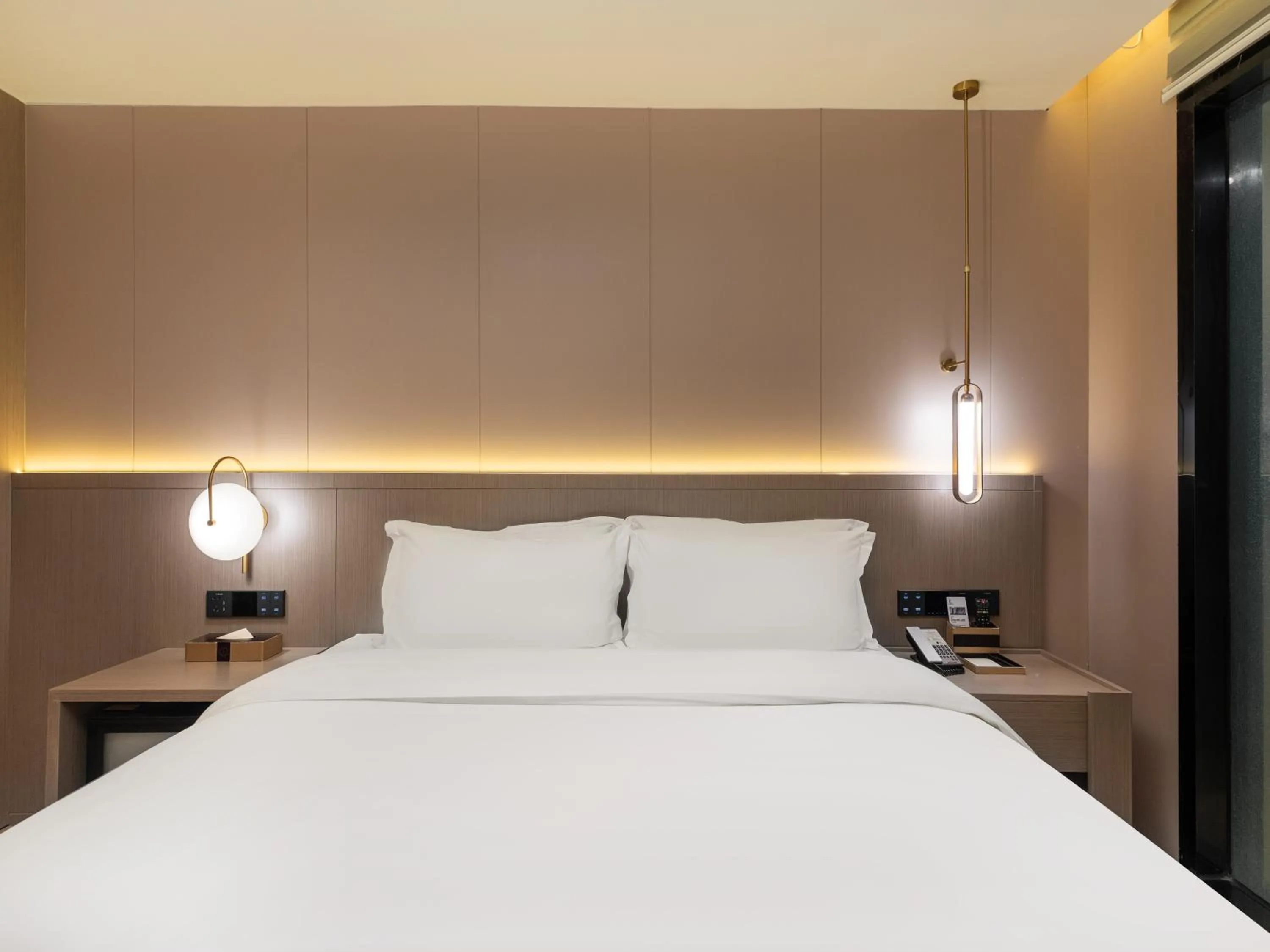 Deluxe Double Room in Lavande International Hotel Guangzhou TaiKoo Hui Square Shipaiqiao Metro Station Branch - Free Deliver Service to Guangzhou Baiyun International Airport & Free Shuttle Bus to Canton Fair Complex During Canton Fair Period