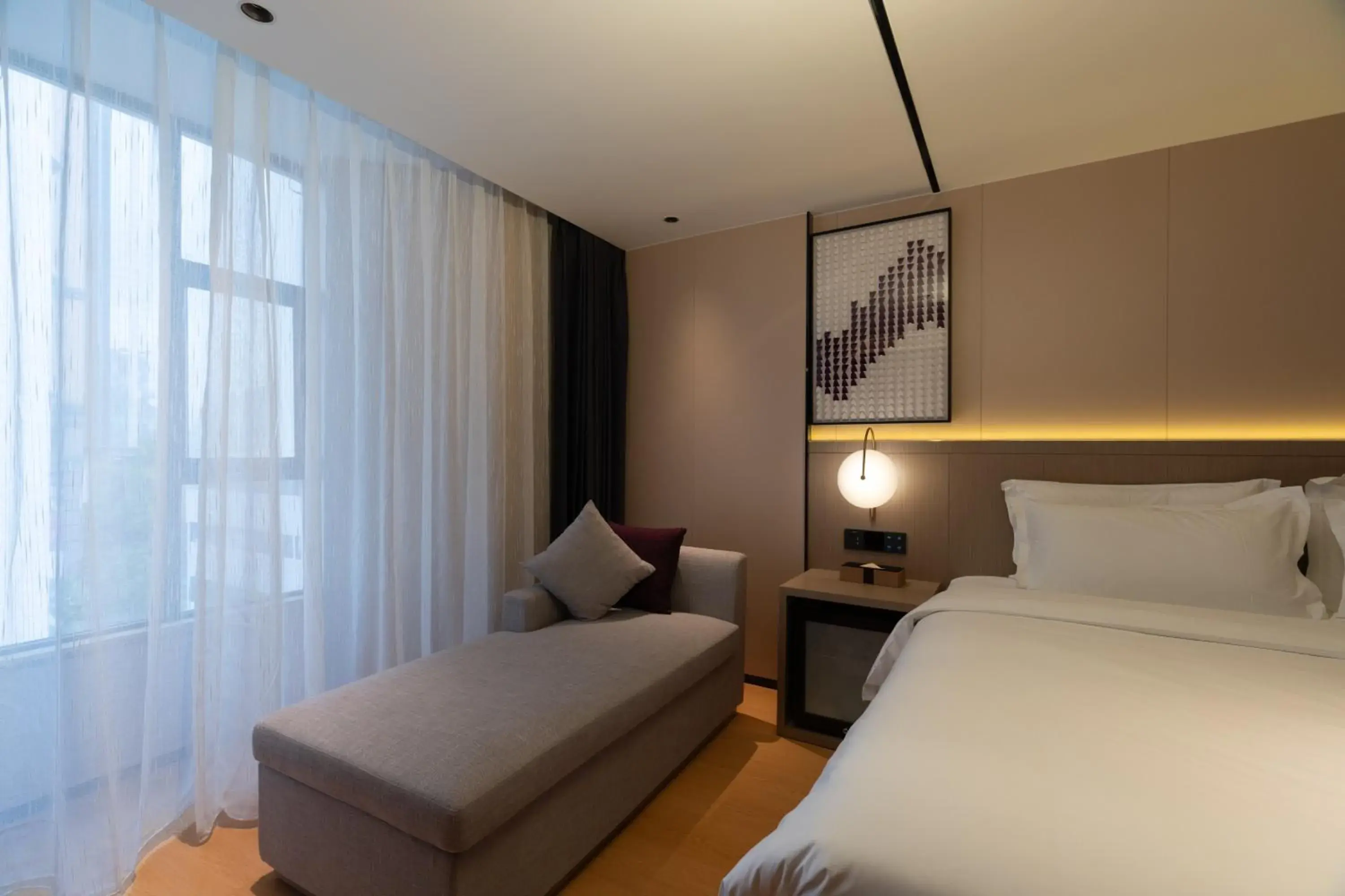 Deluxe Queen Room in Lavande International Hotel Guangzhou TaiKoo Hui Square Shipaiqiao Metro Station Branch - Free Deliver Service to Guangzhou Baiyun International Airport & Free Shuttle Bus to Canton Fair Complex During Canton Fair Period Deluxe Queen Room in Lavande International Hotel Guangzhou TaiKoo Hui Square Shipaiqiao Metro Station Branch - Free Deliver Service to Guangzhou Baiyun International Airport & Free Shuttle Bus to Canton Fair Complex During Canton Fair Period