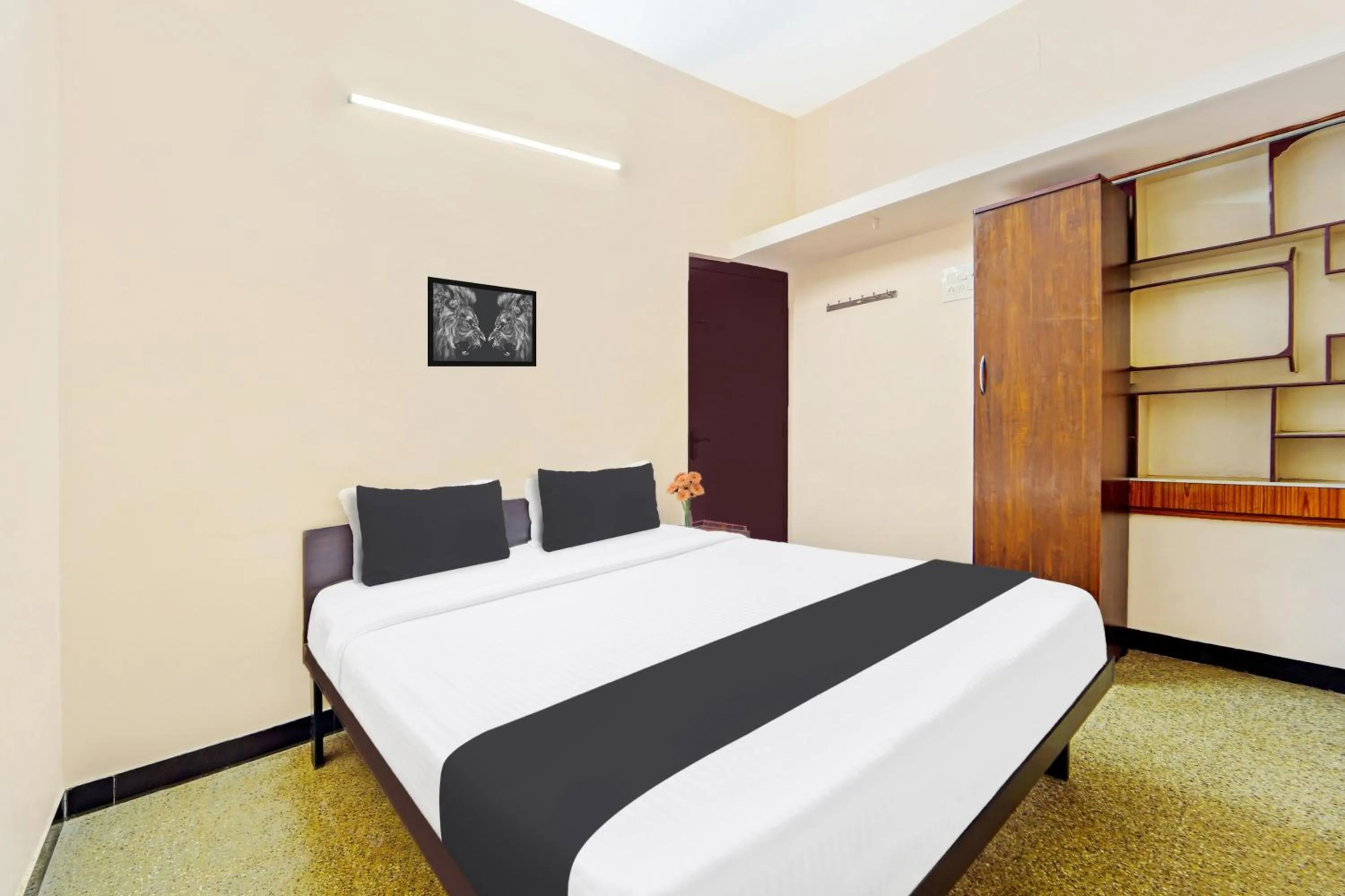 Bedroom, Bed in Super Hotel O Ganapathy Athipalayam Pirivu Road