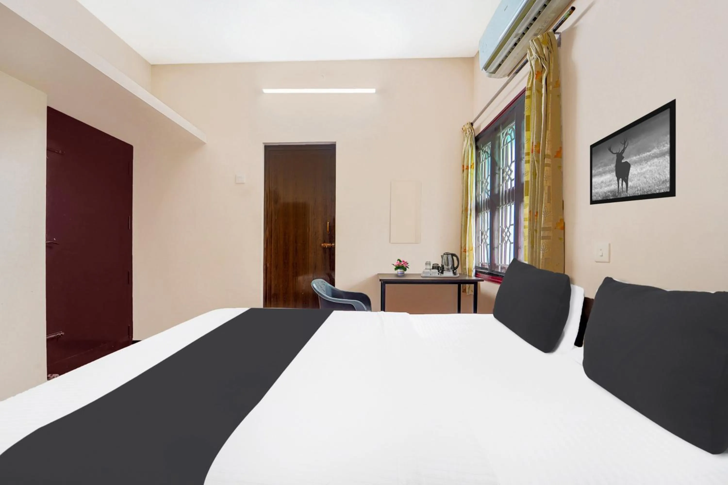 Bedroom, Bed in Super Hotel O Ganapathy Athipalayam Pirivu Road