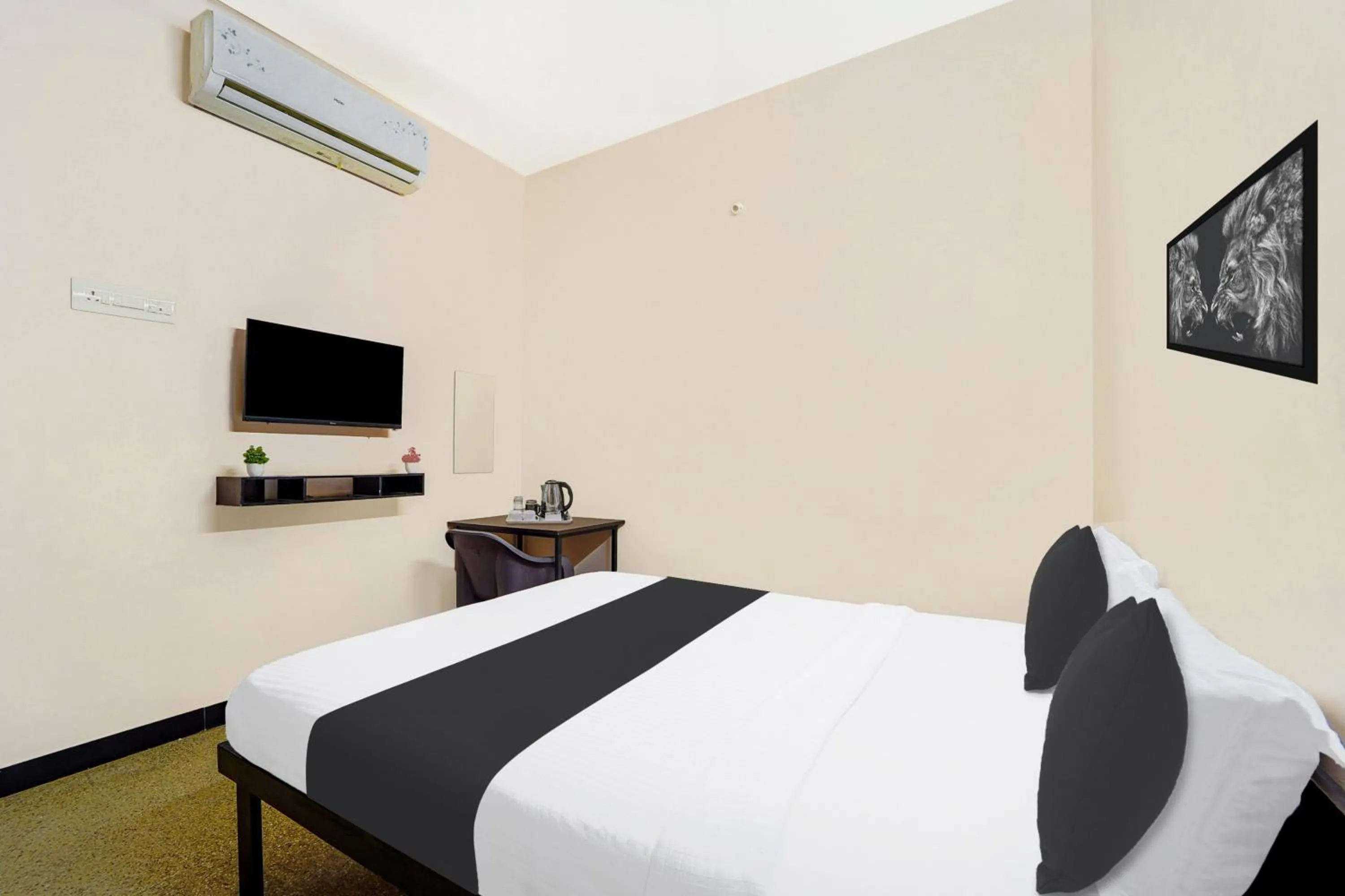 Bedroom, Bed in Super Hotel O Ganapathy Athipalayam Pirivu Road