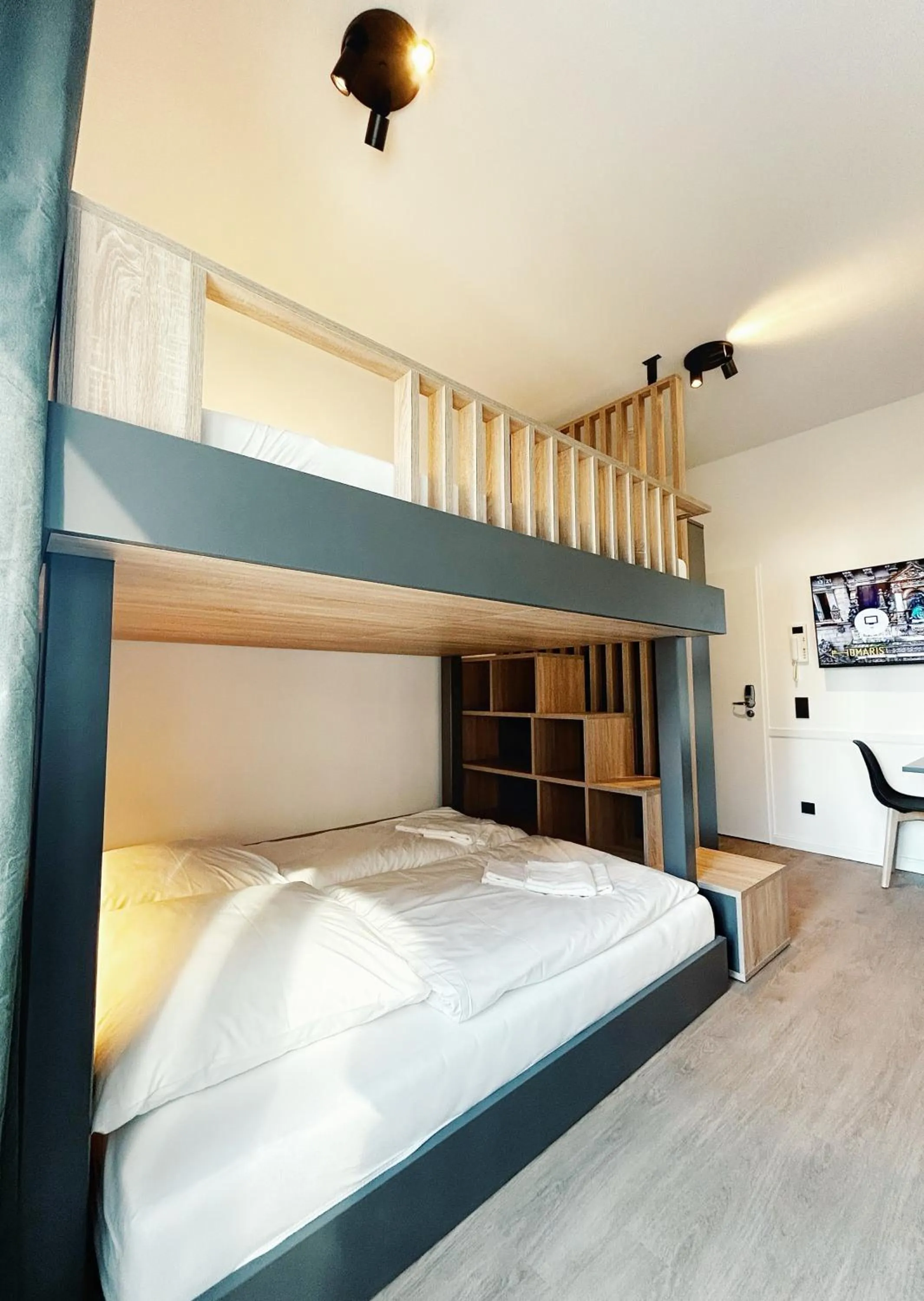 TV and multimedia, Bed in Homaris Apartments Winterhude