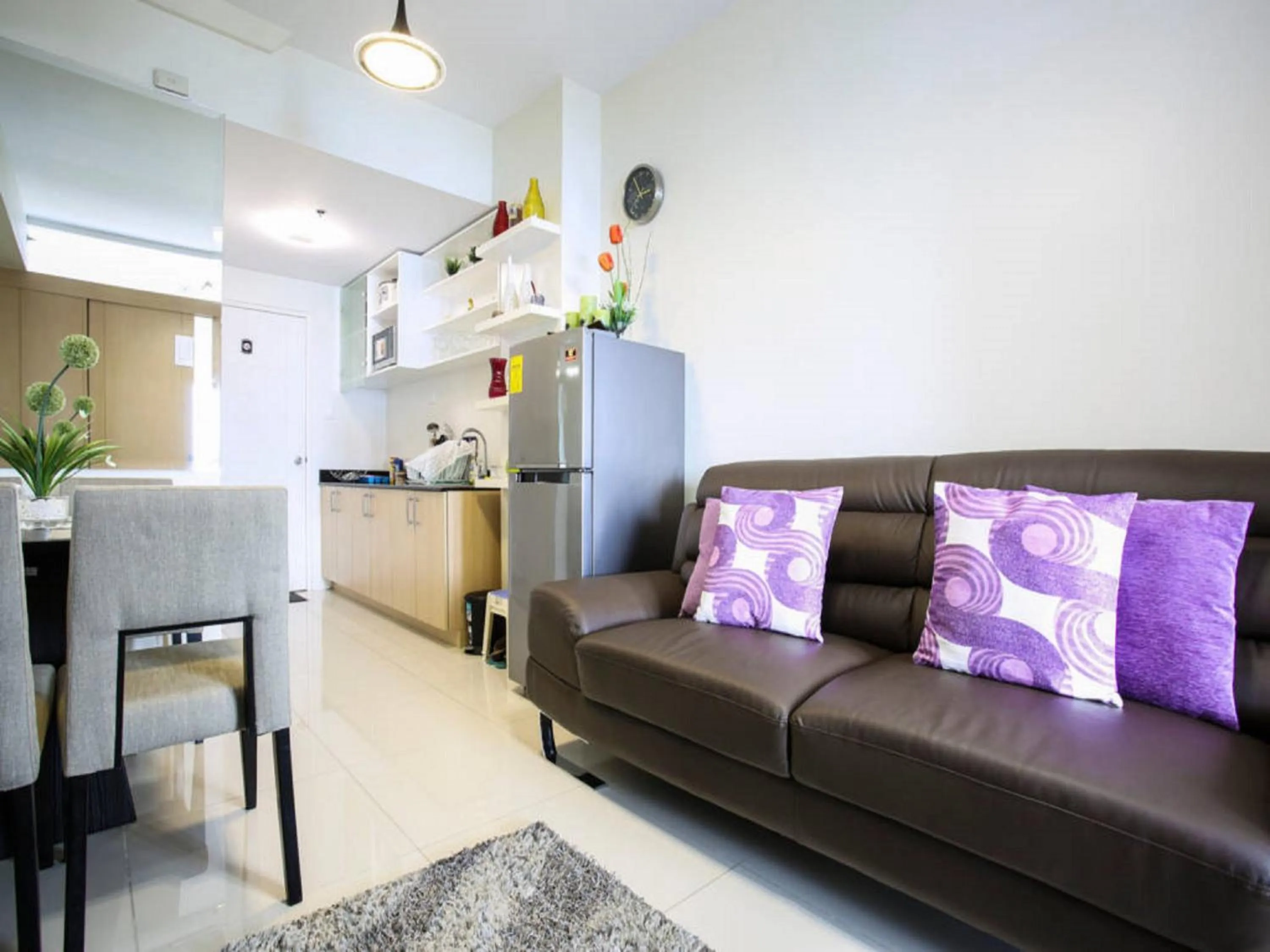 Photo of the whole room in Blowing in the Wind - Lake View Apartments