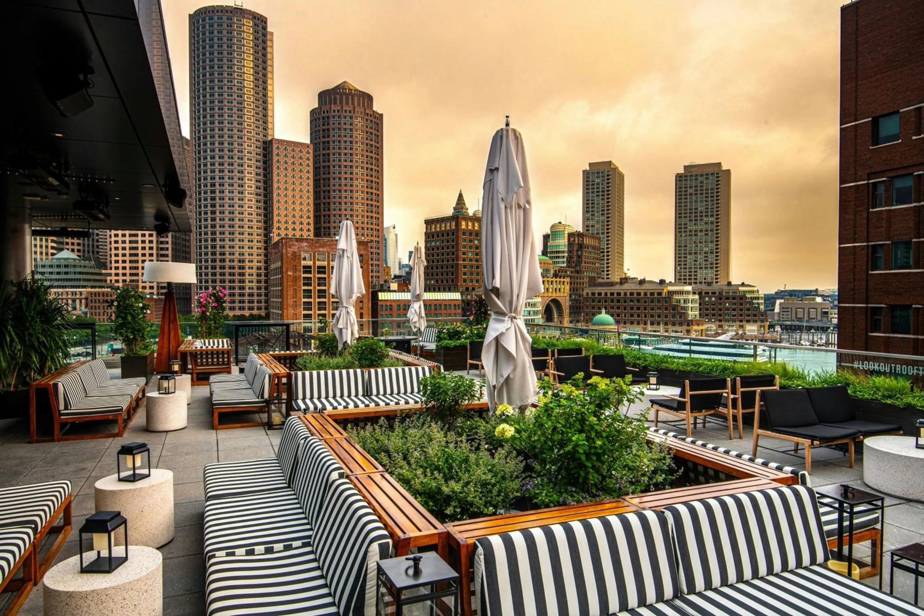 Restaurant/places to eat in The Envoy Hotel, Autograph Collection