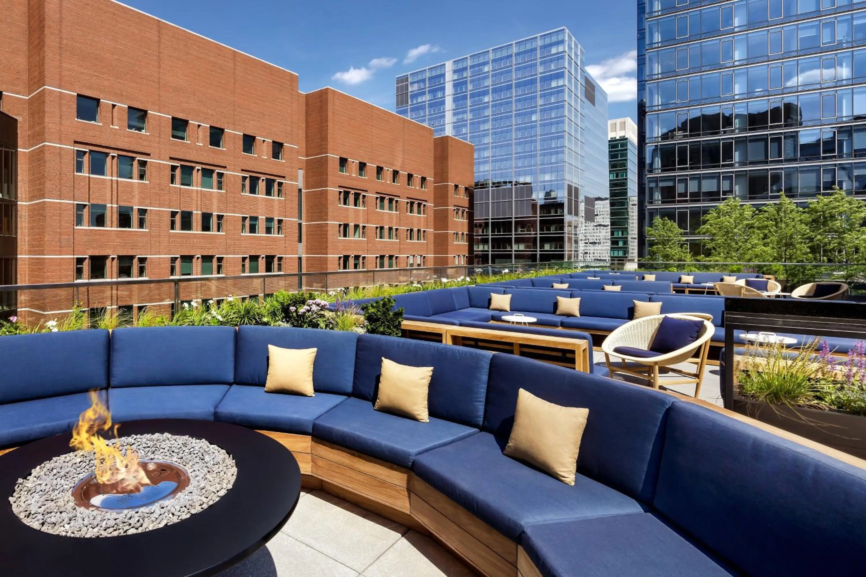 Restaurant/places to eat in The Envoy Hotel, Autograph Collection