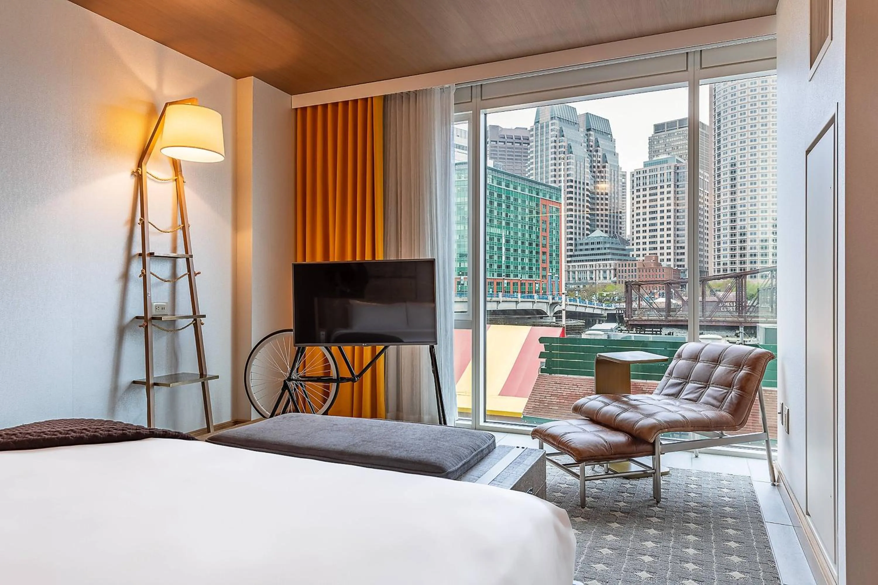 Photo of the whole room, Bed in The Envoy Hotel, Autograph Collection