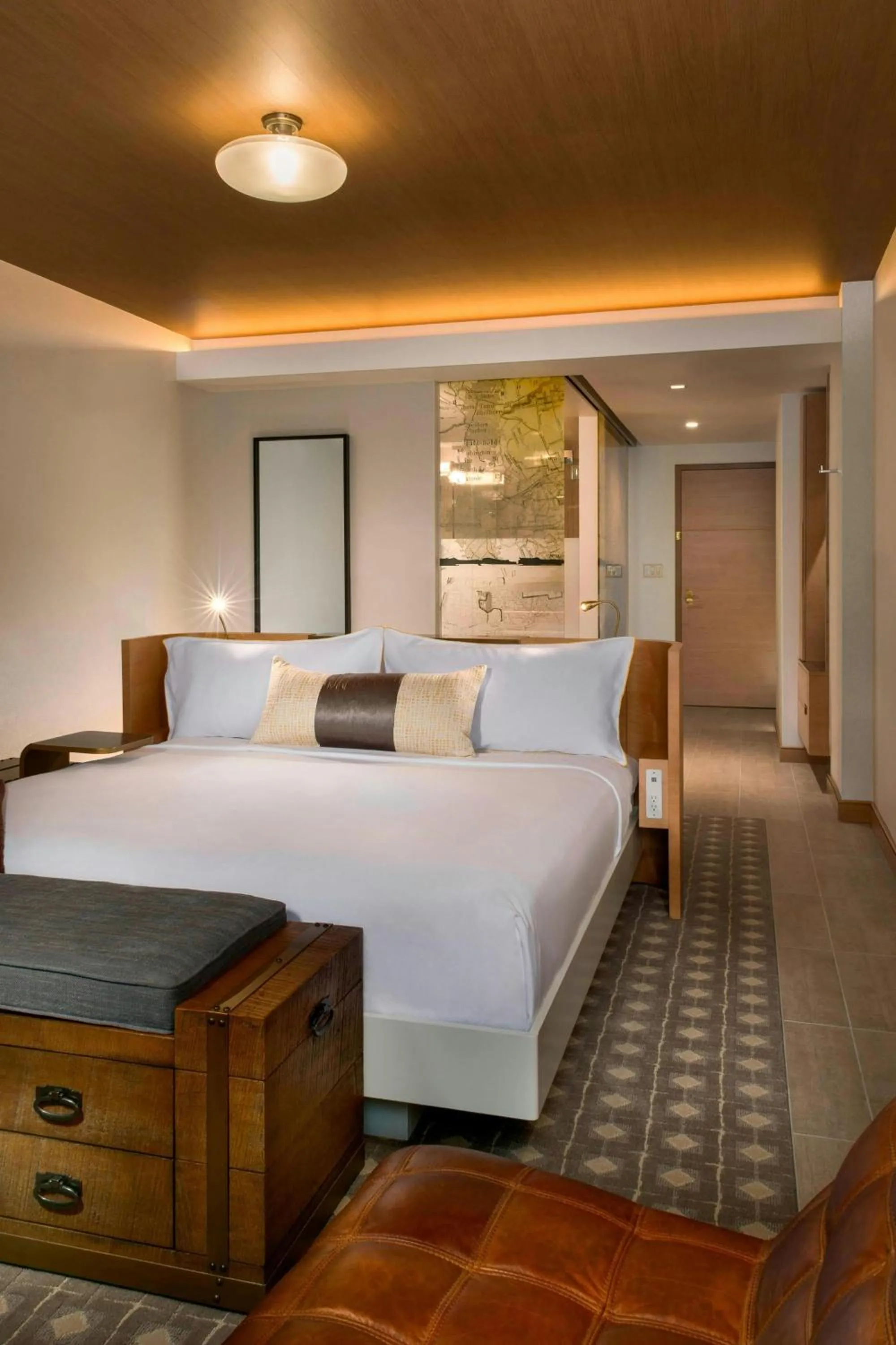 Photo of the whole room, Bed in The Envoy Hotel, Autograph Collection