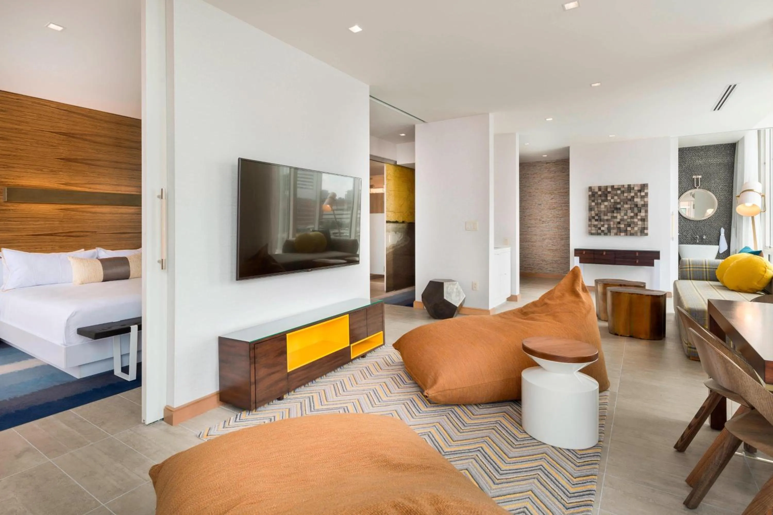 Living room, Bed in The Envoy Hotel, Autograph Collection