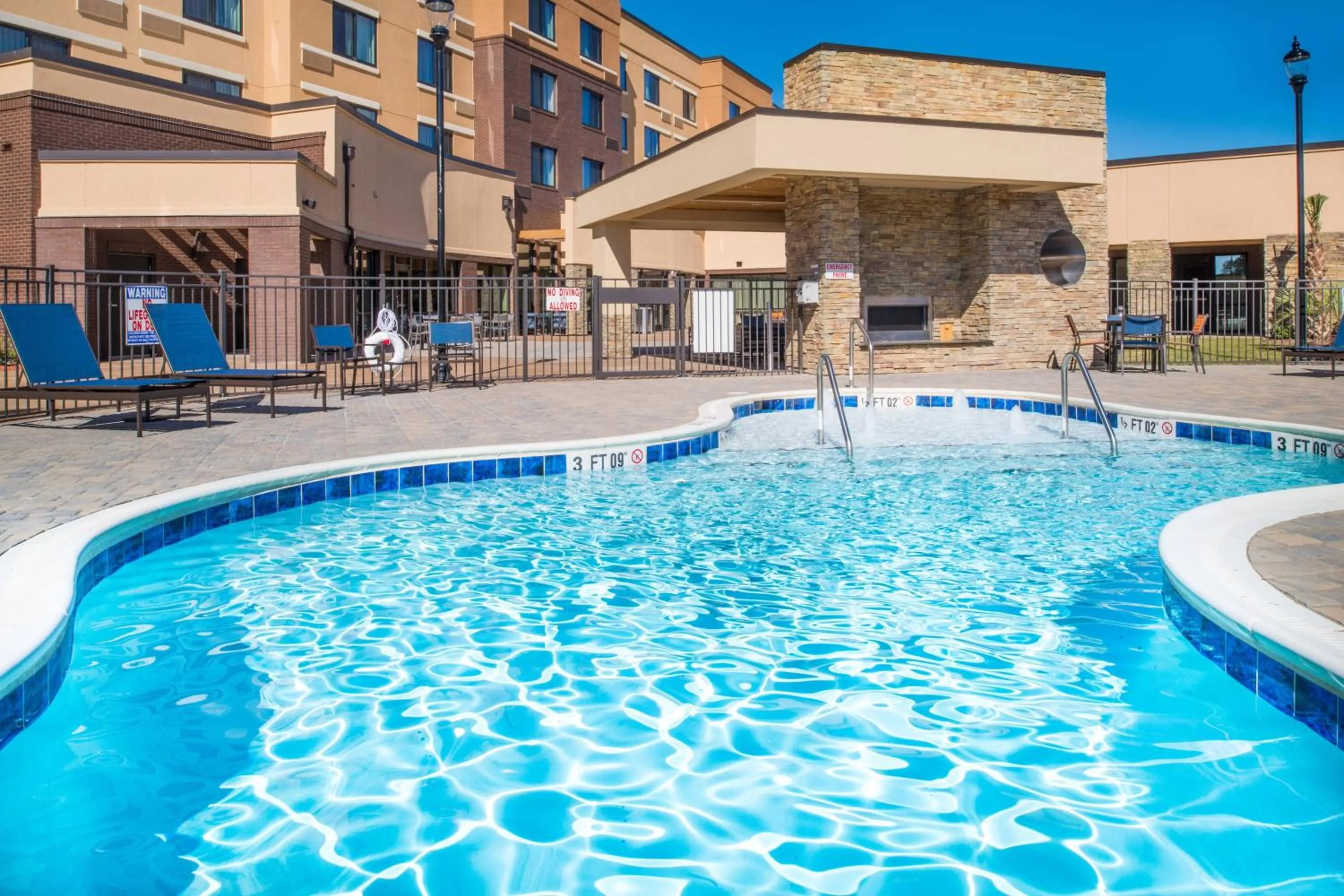 Swimming pool in Courtyard by Marriott Jacksonville