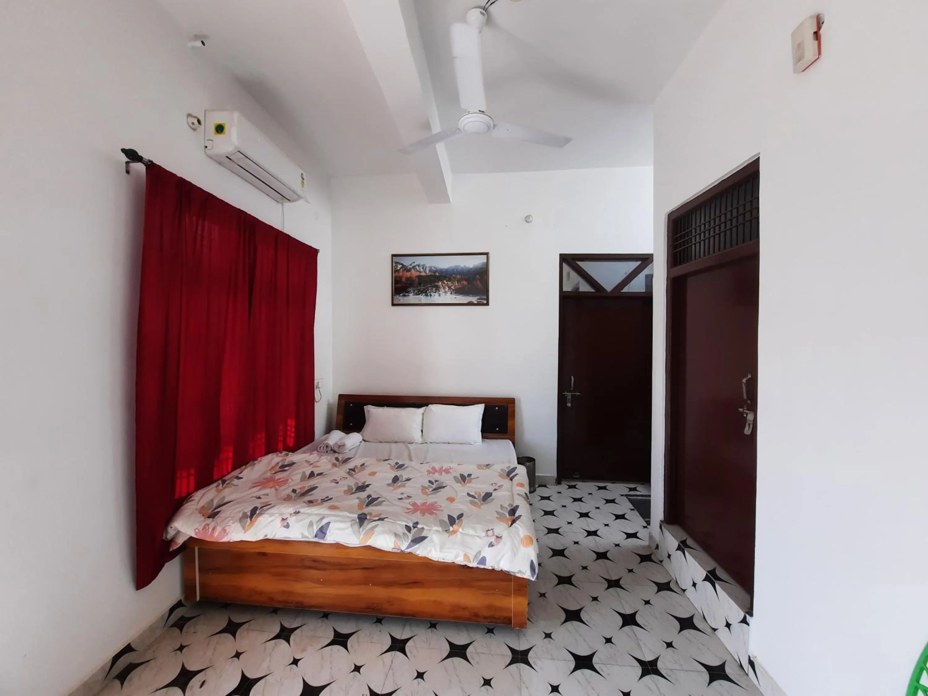 Bed in Hotel Mahan Inn