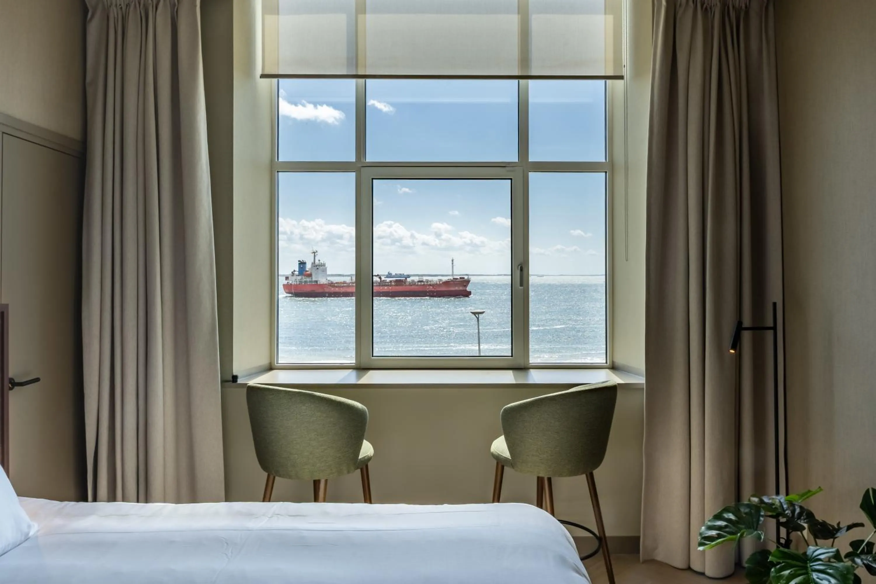 Seating area, Bed in Hotel De Zeevaartschool