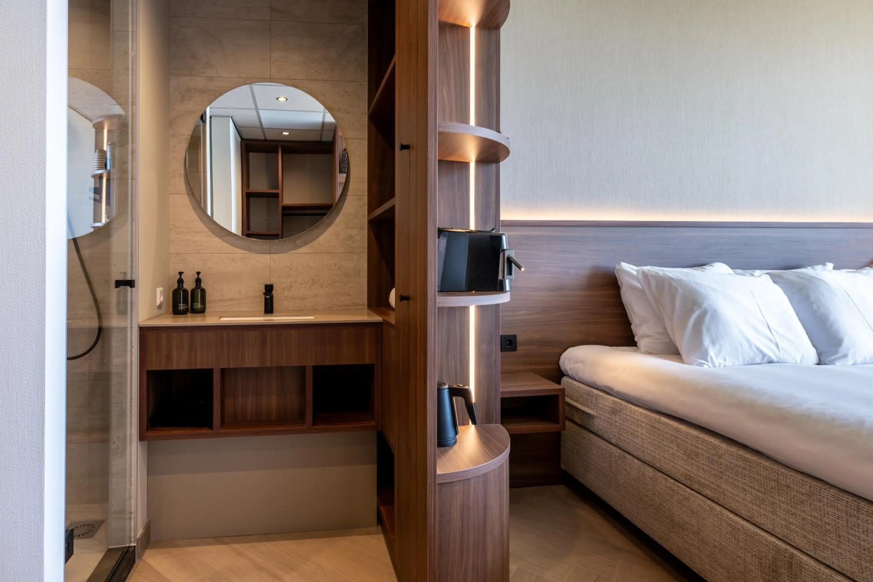 Shower, Bed in Hotel De Zeevaartschool