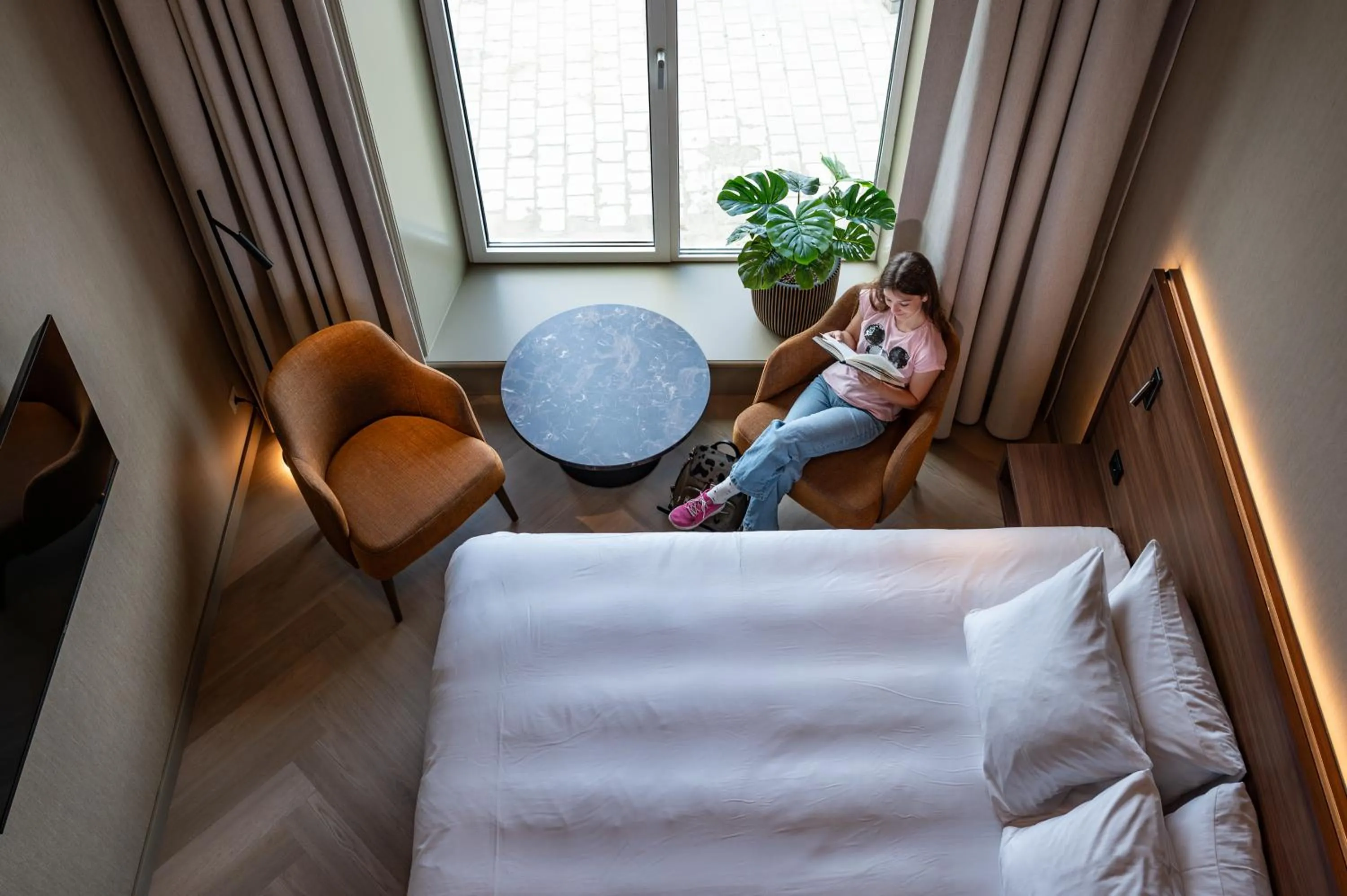 Seating area, Bed in Hotel De Zeevaartschool