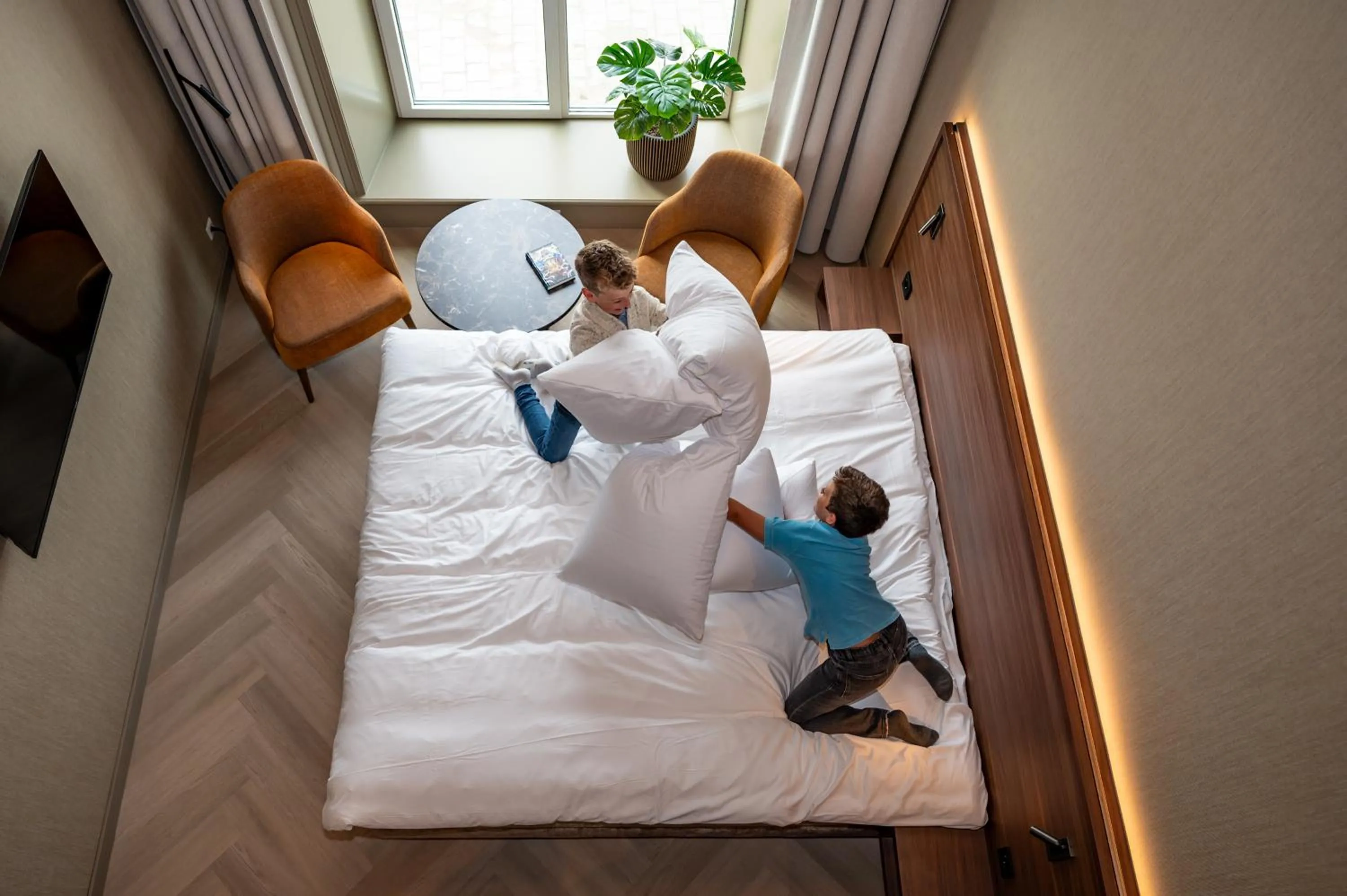 Seating area, Bed in Hotel De Zeevaartschool