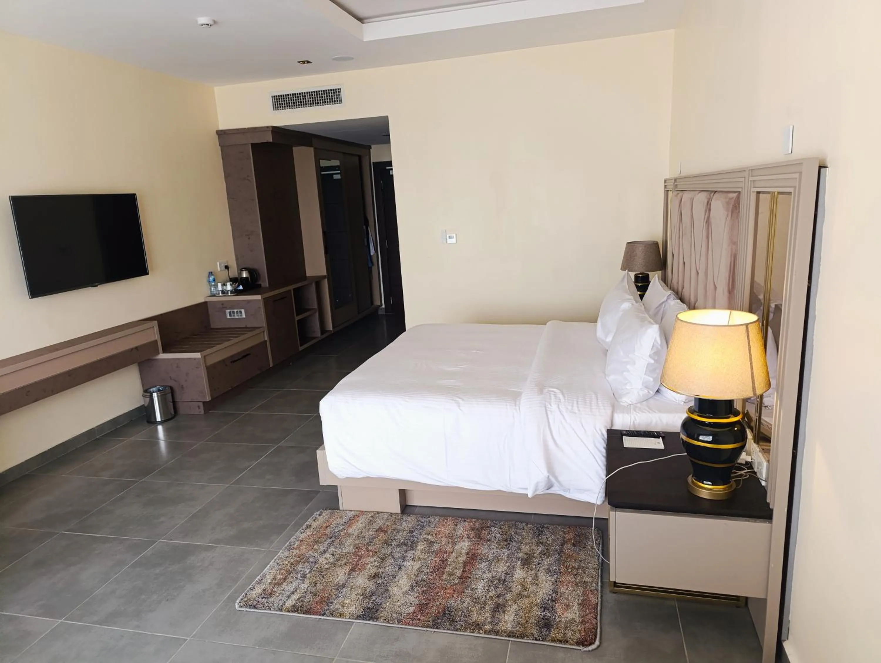 Communal lounge/ TV room, Bed in Lake Greenfield Hotel and Towers