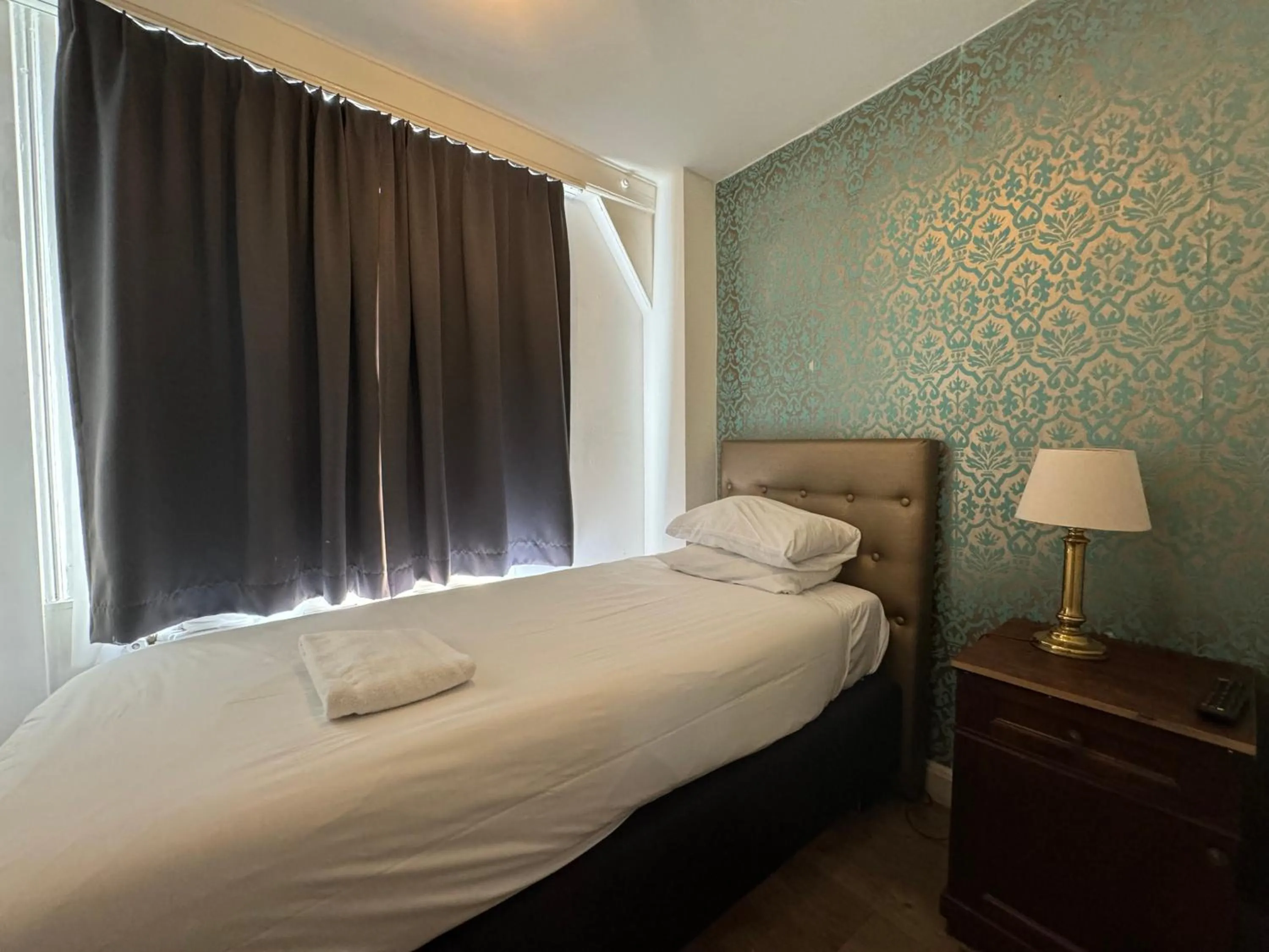 Bedroom, Bed in Hotel La Belle Vue